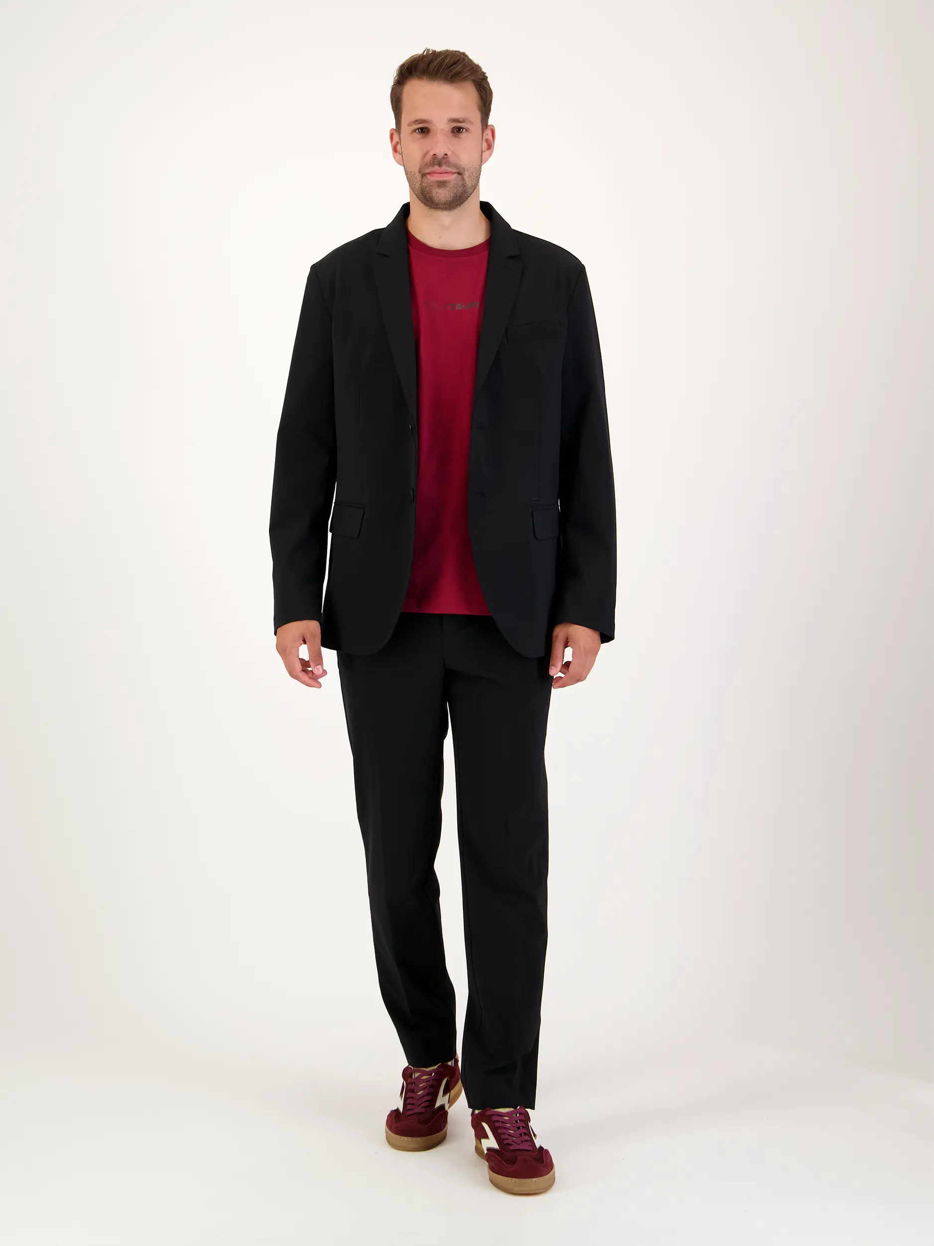 T-Shirt 'Jotto' - Artikel Teil eines Outfits getragen von einem Modell - Farbe: Rot