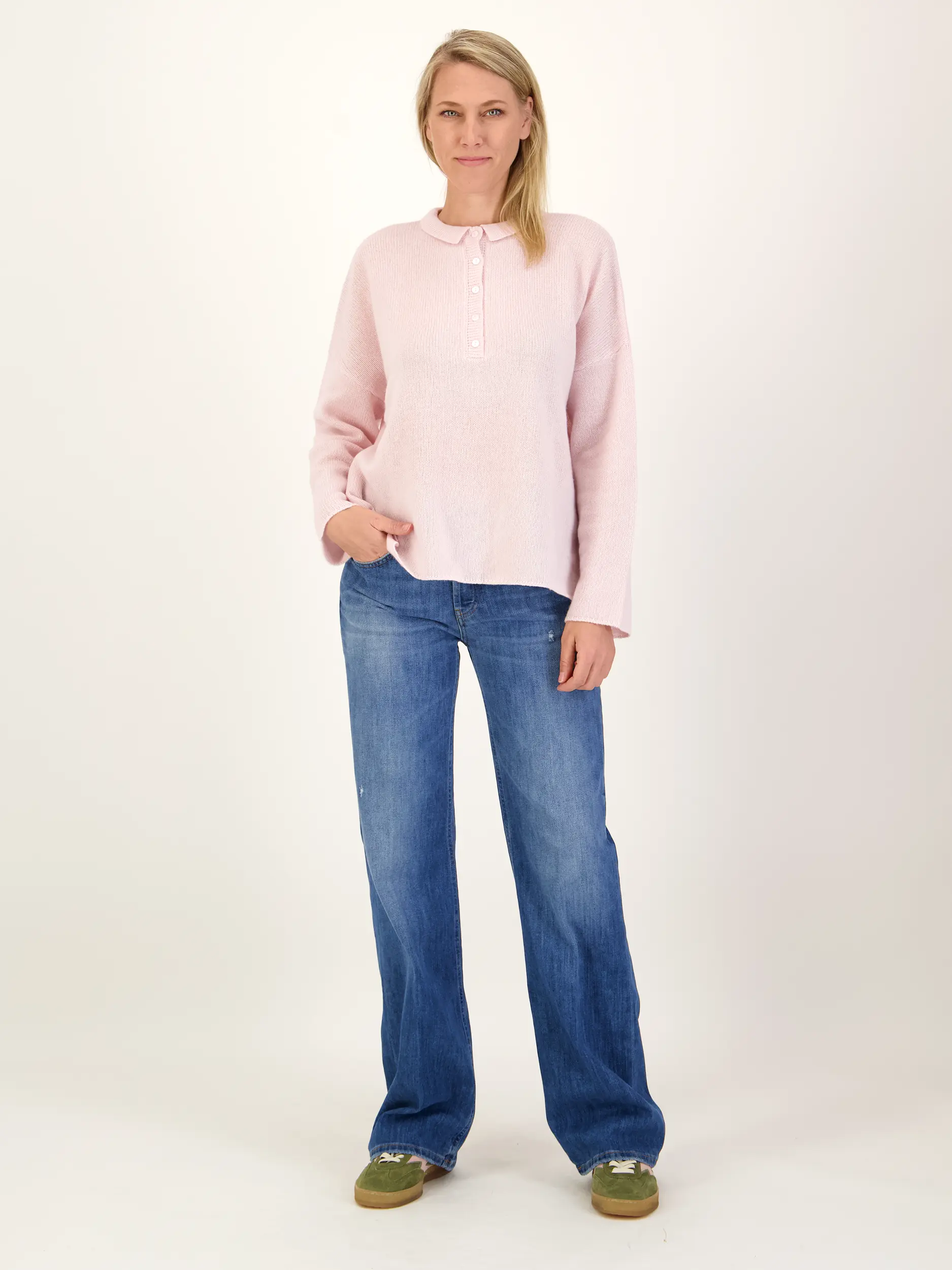 Mid Rise Wide Leg Jeans 'Jacky' - Artikel Teil eines Outfits getragen von einem Modell