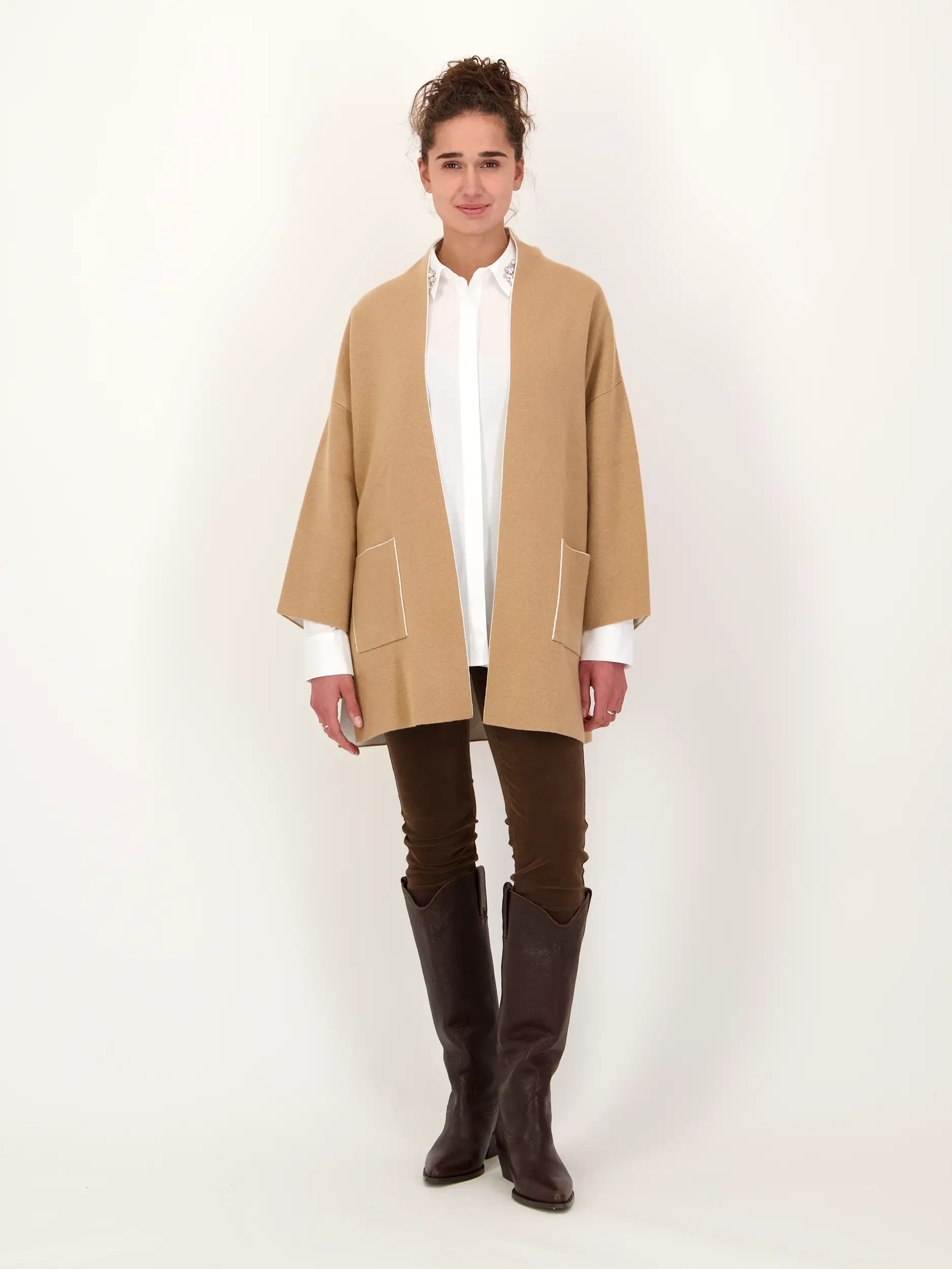 Strickjacke aus Wolle langarm - Artikel Teil eines Outfits getragen von einem Modell - Farbe: Braun