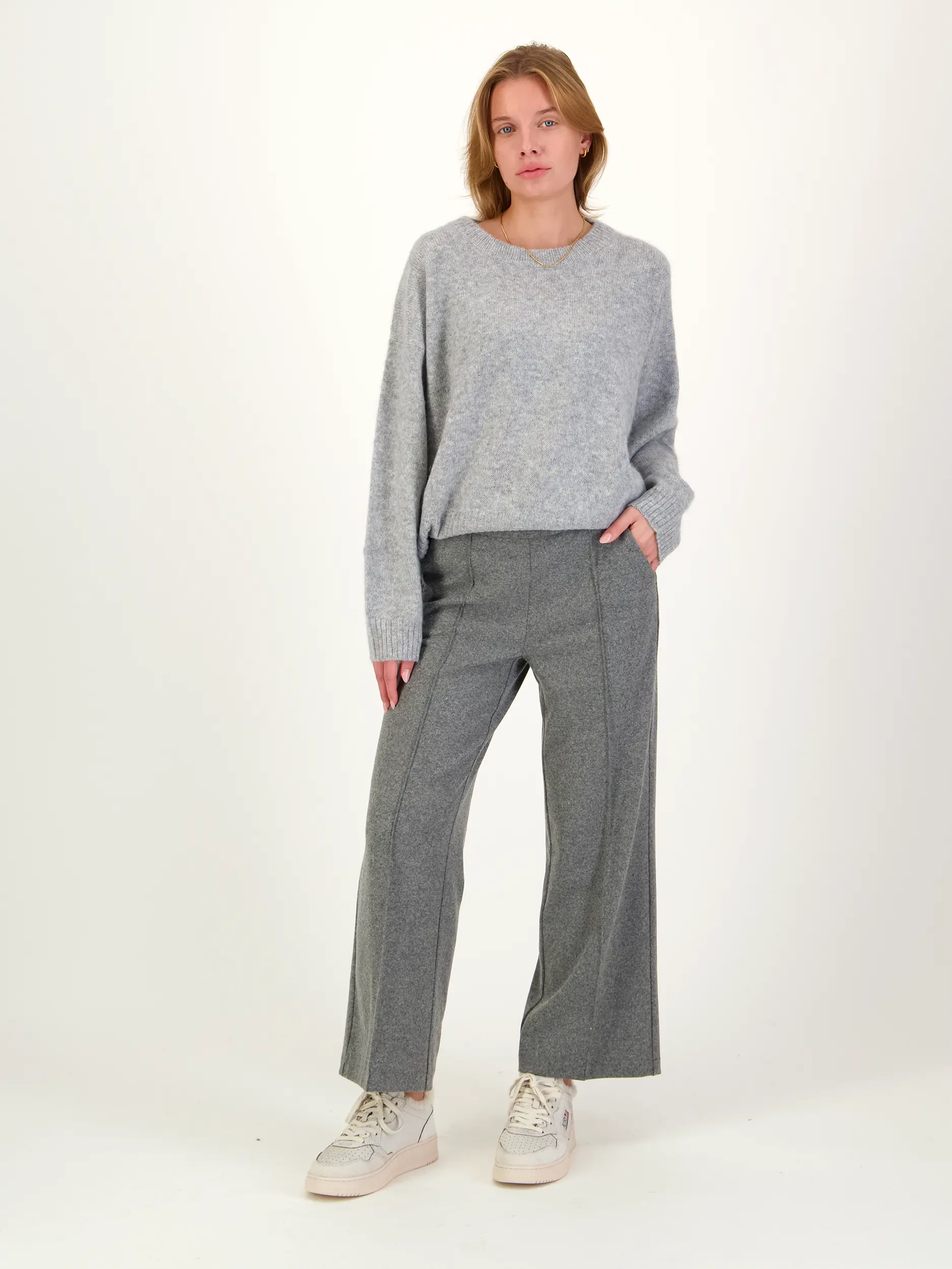 Pullover aus Kaschmir langarm - Artikel Teil eines Outfits getragen von einem Modell - Farbe: Grau
