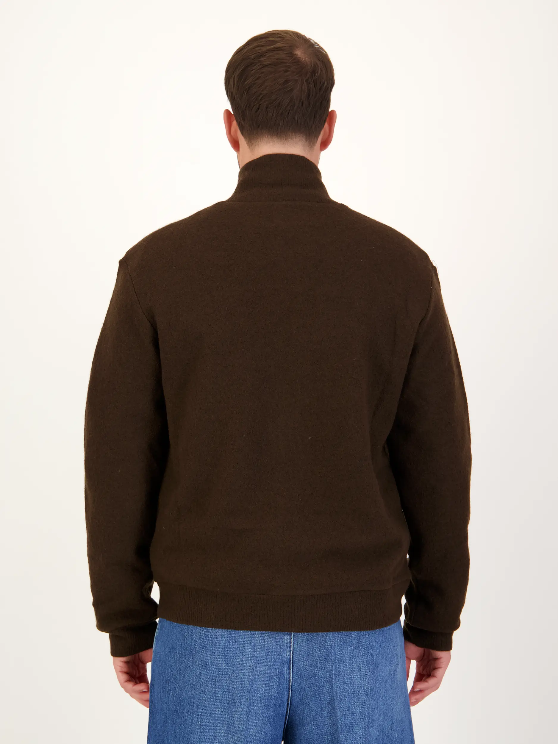 Strickjacke 'Boiled' aus Wolle langarm - Artikel Rückseite getragen von einem Modell - Farbe: Braun