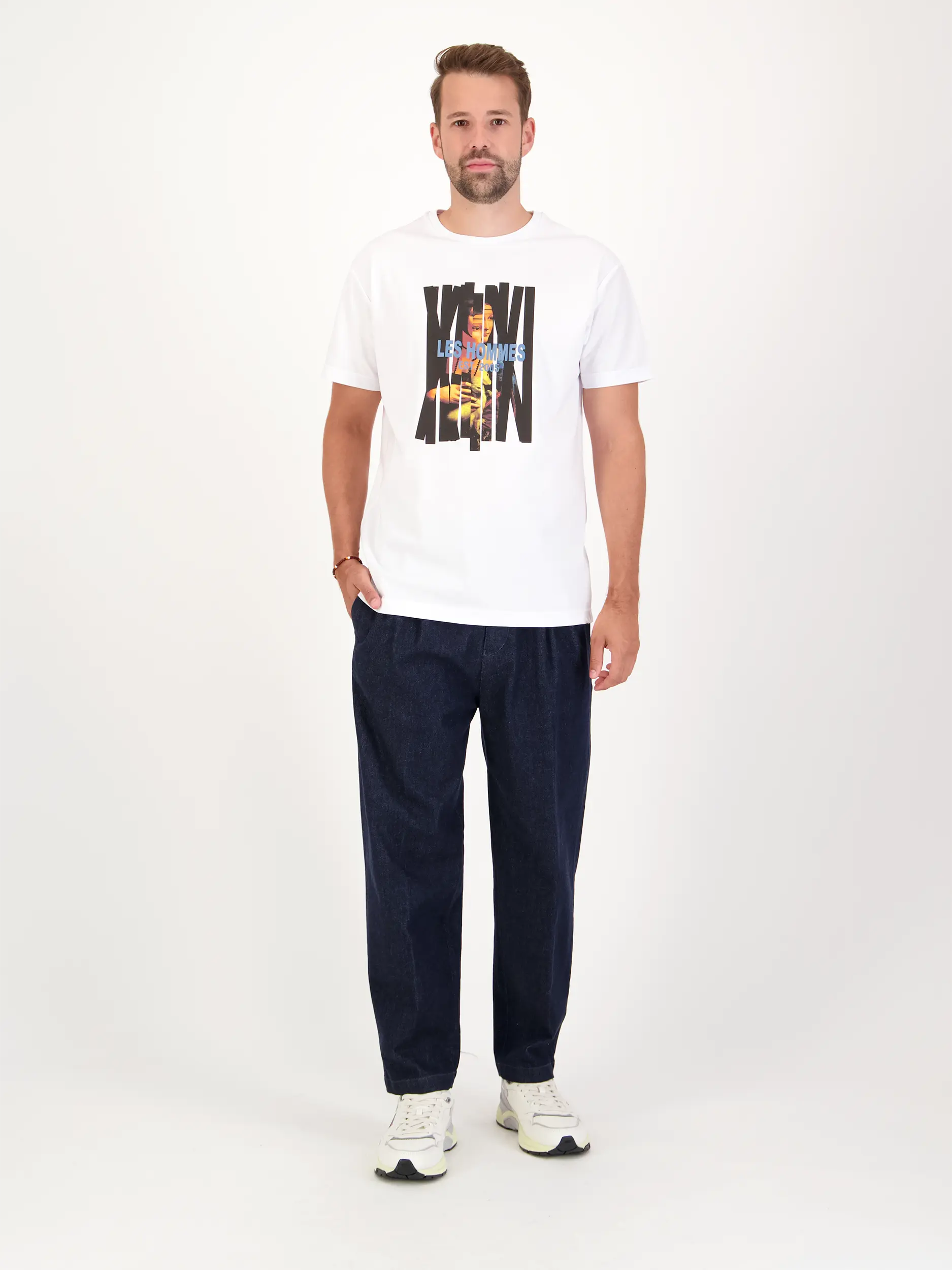 T-Shirt - Artikel Teil eines Outfits getragen von einem Modell - Farbe: Weiß