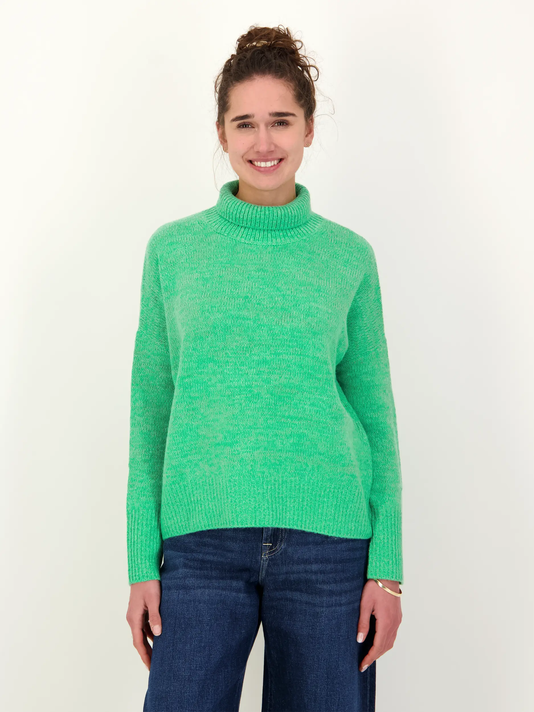 Rollkragenpullover 'Heidi' aus Kaschmir - Artikel Vorderseite getragen von einem Modell - Farbe: Grün