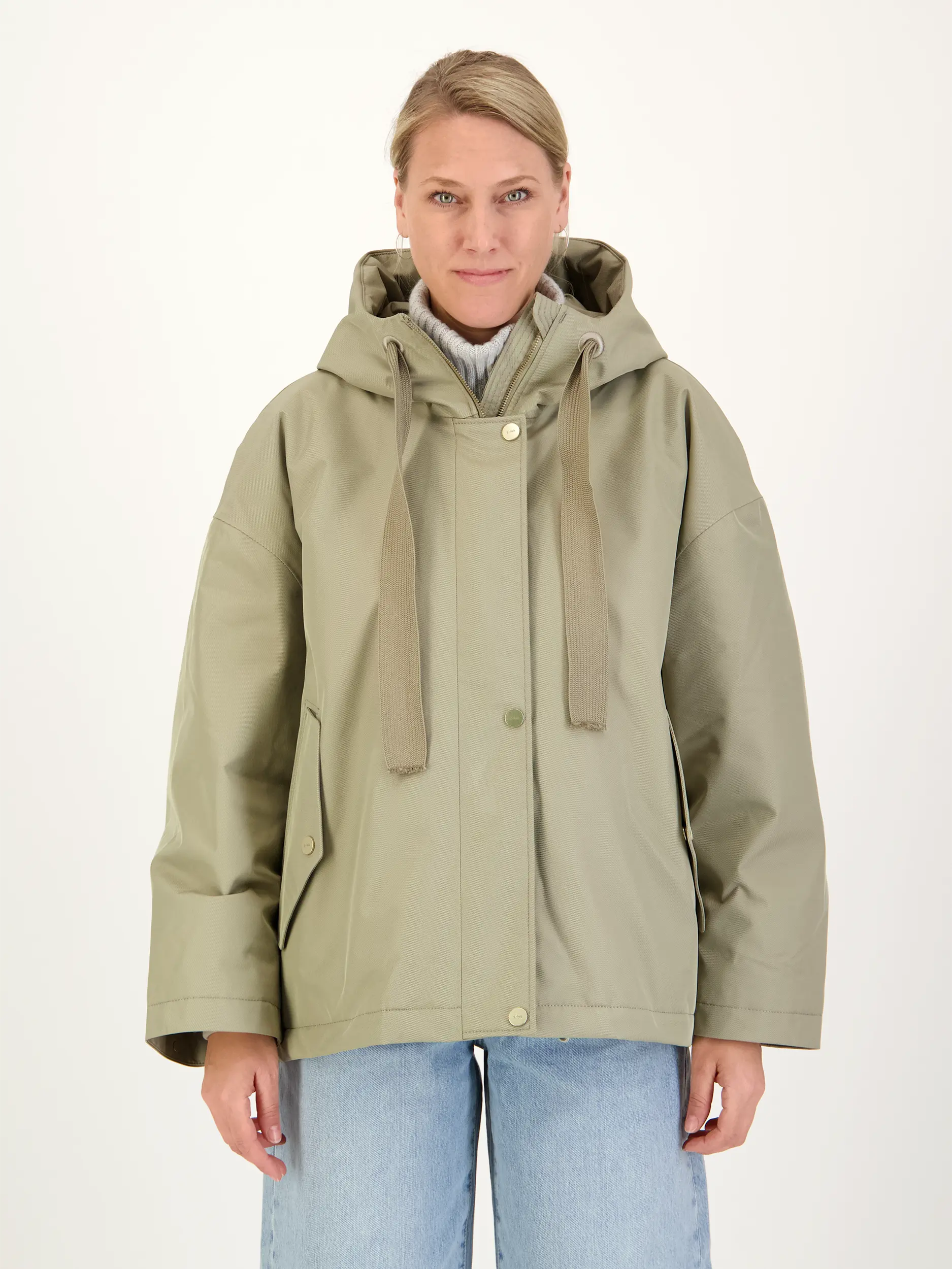 Jacke 'Rosie'  - Artikel Vorderseite getragen von einem Modell - Farbe: Grün