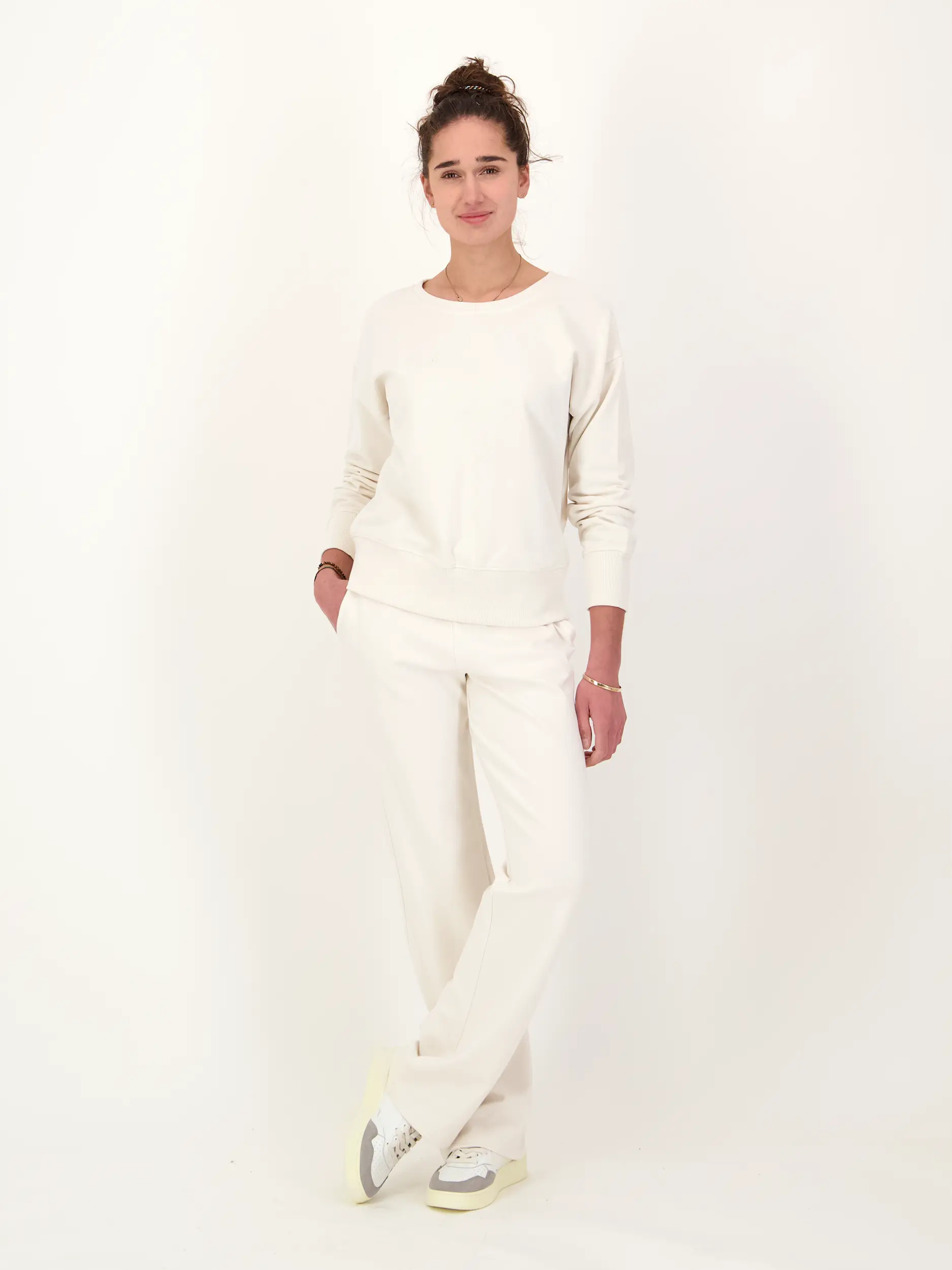 Sweatshirt  - Artikel Teil eines Outfits getragen von einem Modell - Farbe: Creme