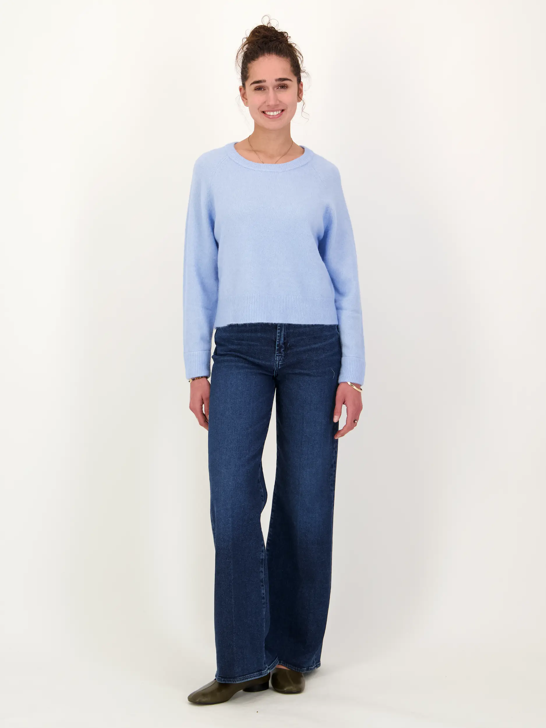 Pullover 'Nor On' - Artikel Teil eines Outfits getragen von einem Modell - Farbe: Blau