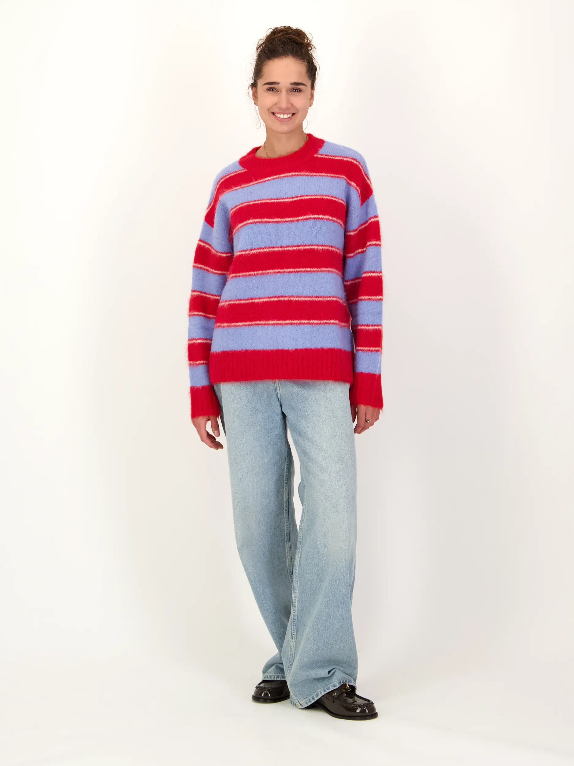 Gestreifter Pullover 'Sajeanne' aus Alpaka-Mix langarm - Artikel Teil eines Outfits getragen von einem Modell - Farbe: Rot
