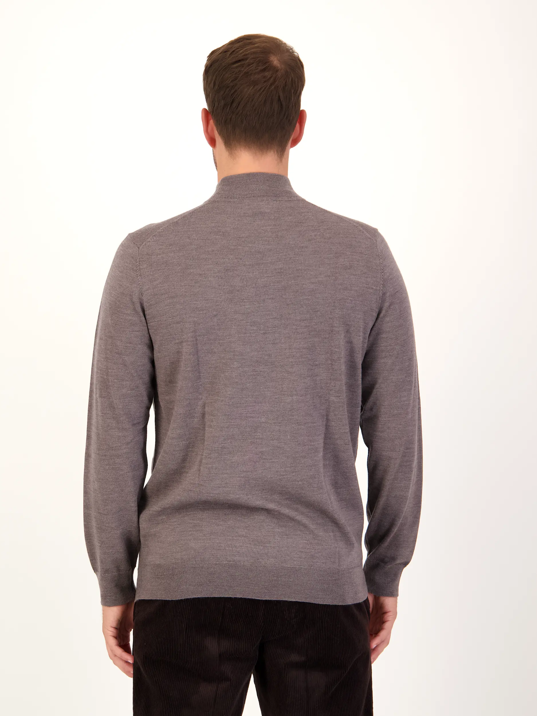 Pullover aus Merinowolle - Artikel Rückseite getragen von einem Modell - Farbe: Braun