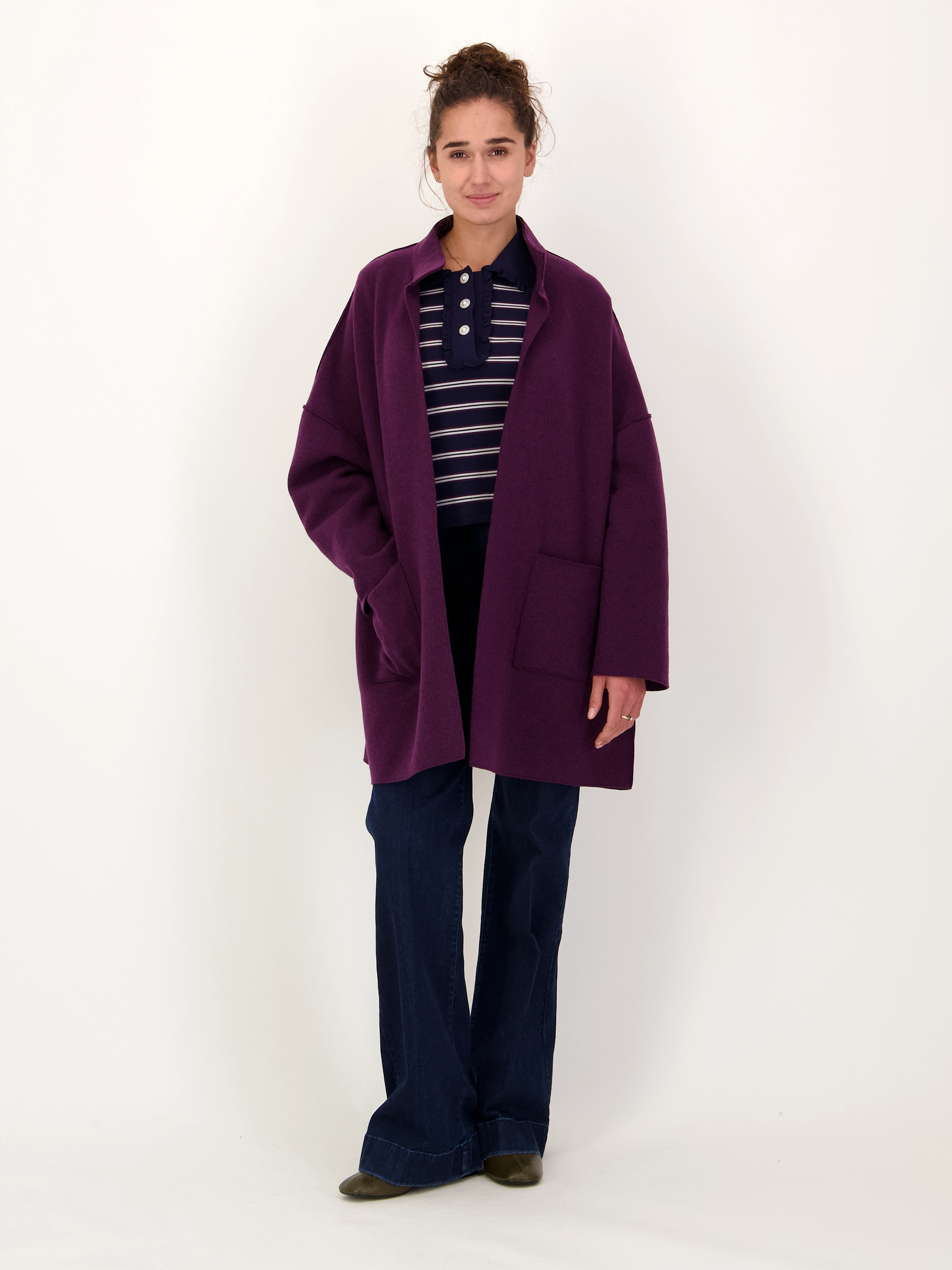 Jacke - Artikel Teil eines Outfits getragen von einem Modell - Farbe: Rot