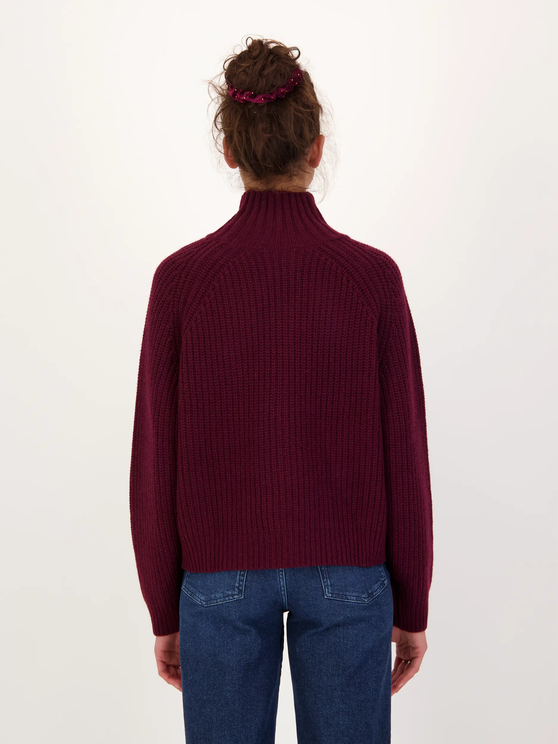 Pullover aus Wolle langarm - Artikel Rückseite getragen von einem Modell - Farbe: Rot