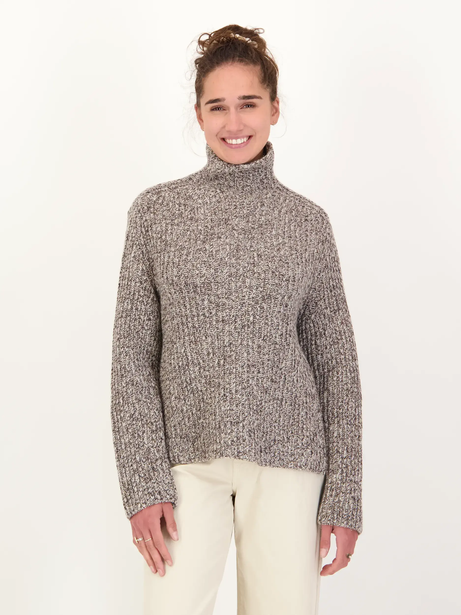 Pullover 'Varisa' aus Wolle langarm - Artikel Vorderseite getragen von einem Modell - Farbe: Braun