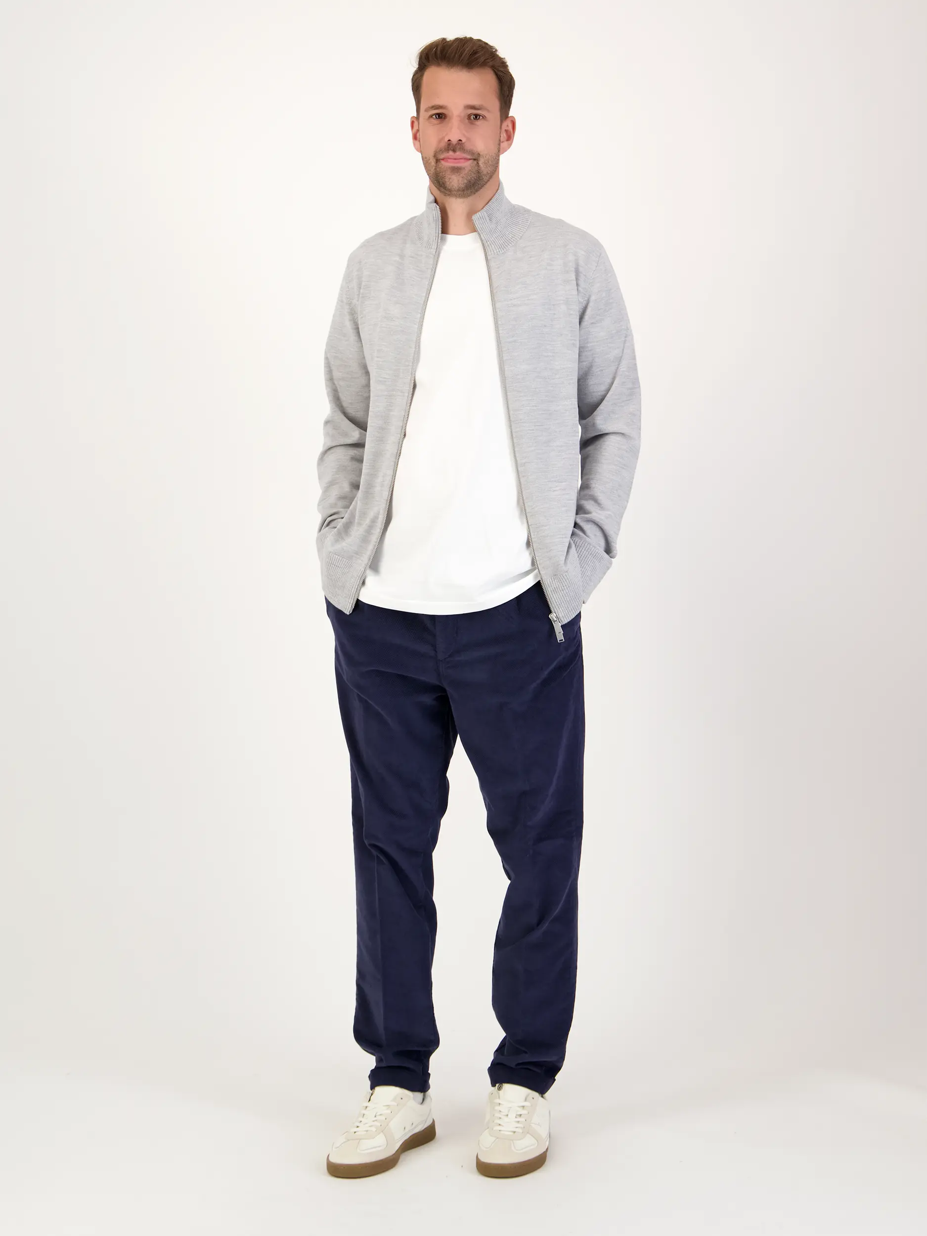 Hose 'Joec' - Artikel Teil eines Outfits getragen von einem Modell - Farbe: Blau