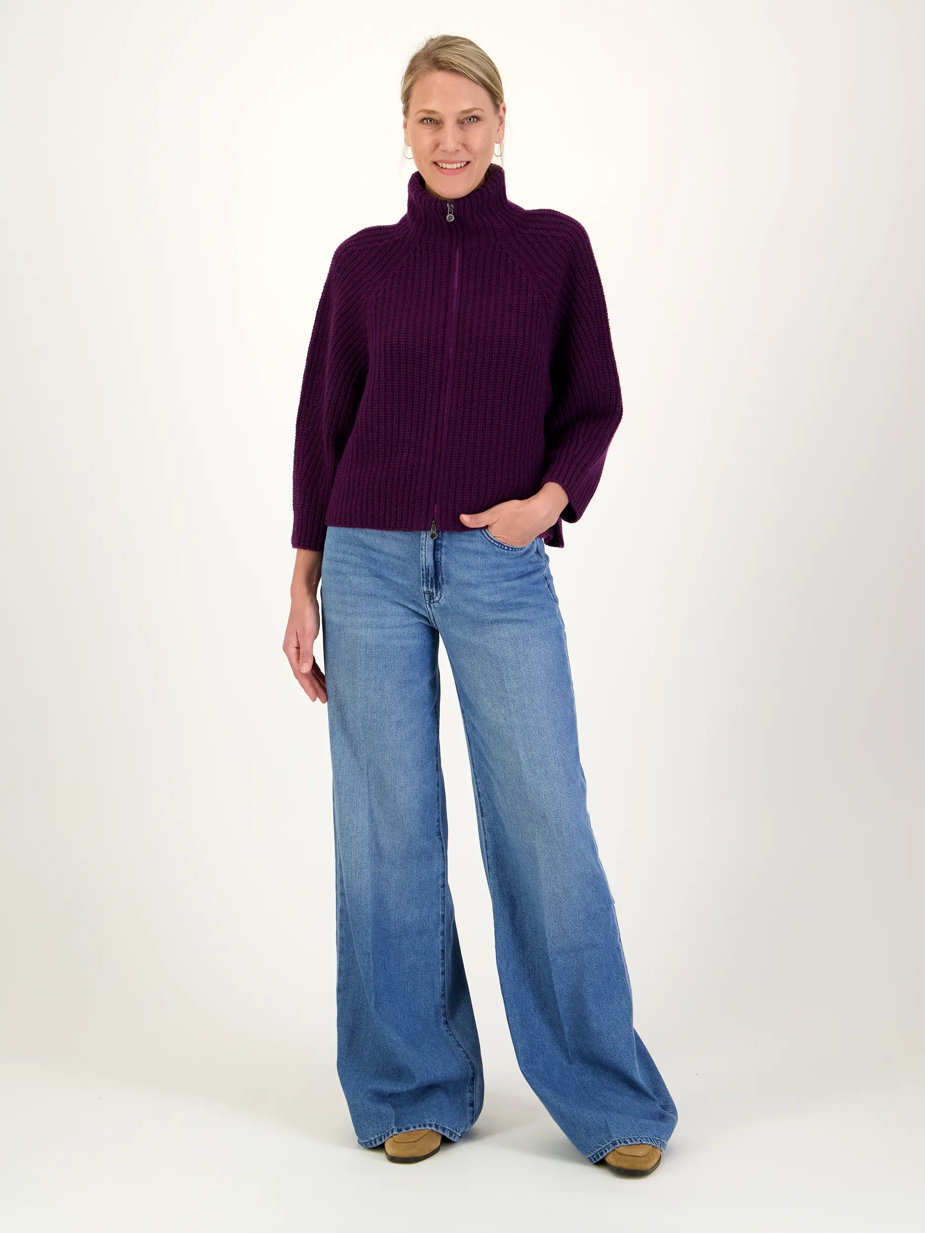 Mid Rise Wide Leg Jeans 'Lotta' - Artikel Teil eines Outfits getragen von einem Modell - Farbe: Blau