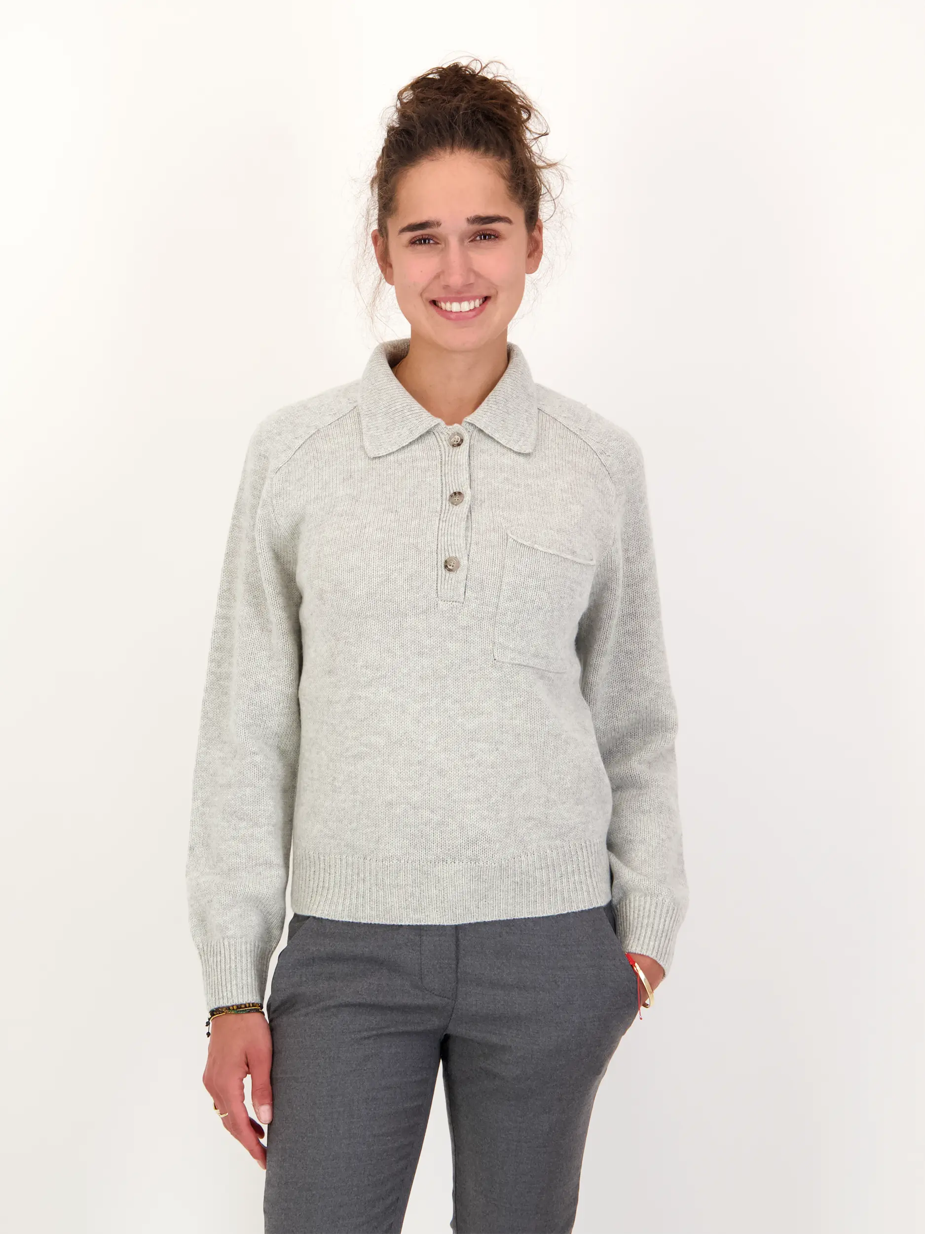 Pullover aus Wolle langarm - Artikel Vorderseite getragen von einem Modell - Farbe: Grau