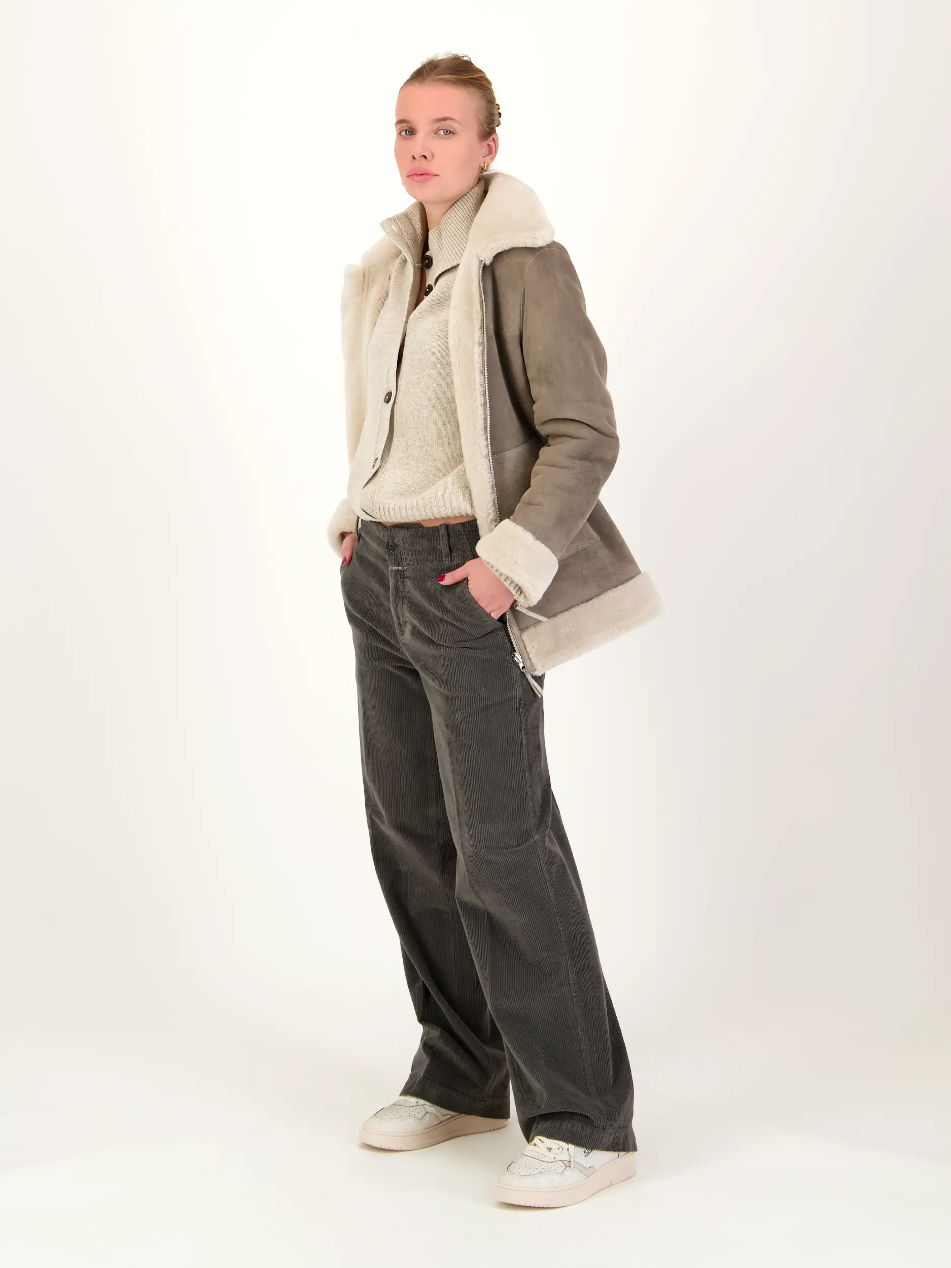 Lammfelljacke 'Rider' - Artikel Teil eines Outfits getragen von einem Modell - Farbe: Grau