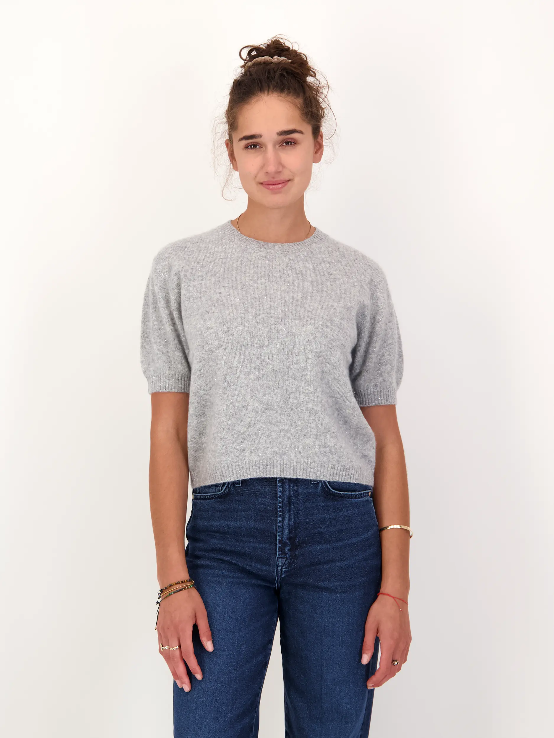 Pullover aus Kaschmir kurzarm - Artikel Vorderseite getragen von einem Modell - Farbe: Grau