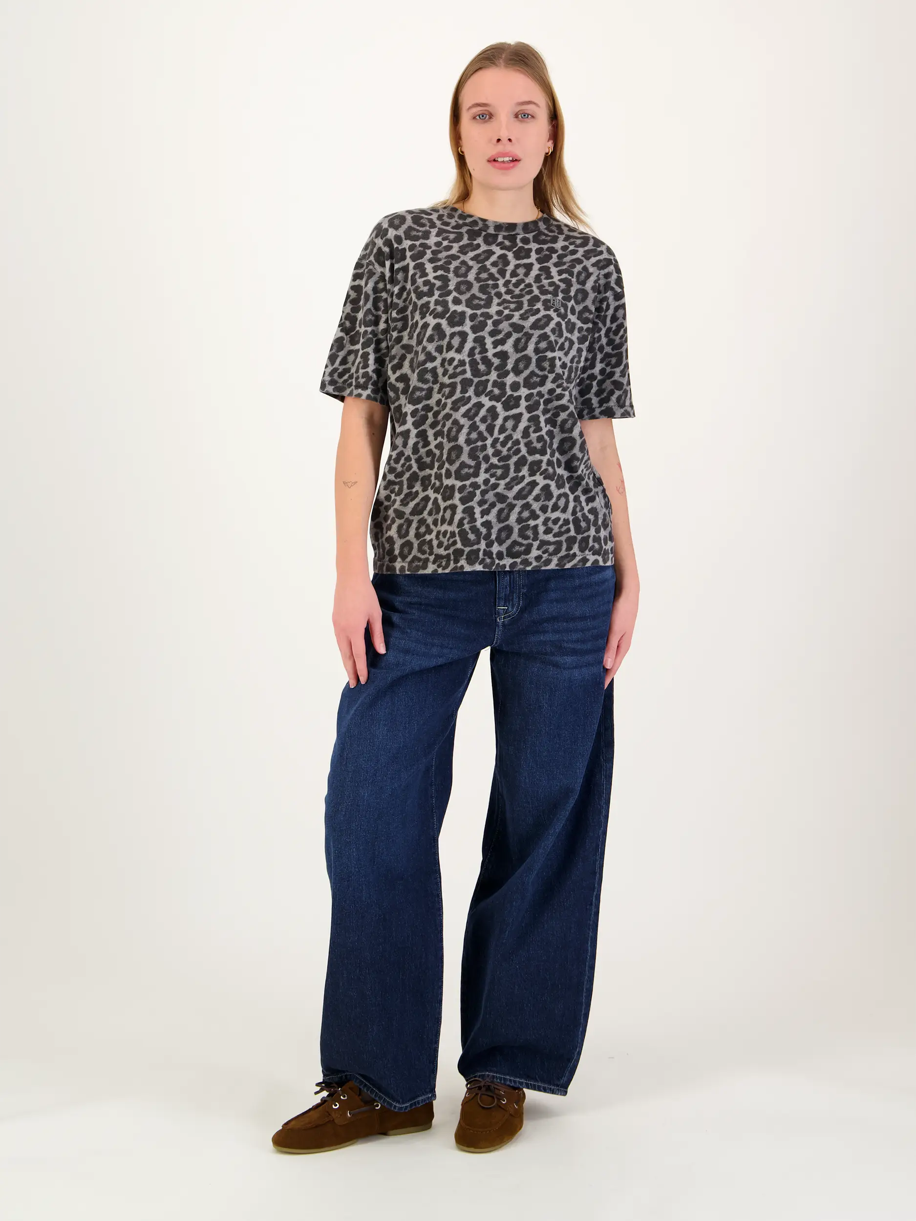 T-Shirt 'Cohen Tee' mit Leo-Print - Artikel Teil eines Outfits getragen von einem Modell - Farbe: Grau T-Shirt 'Cohen Tee' mit Leo-Print - Artikel Teil eines Outfits getragen von einem Modell - Farbe: Grau