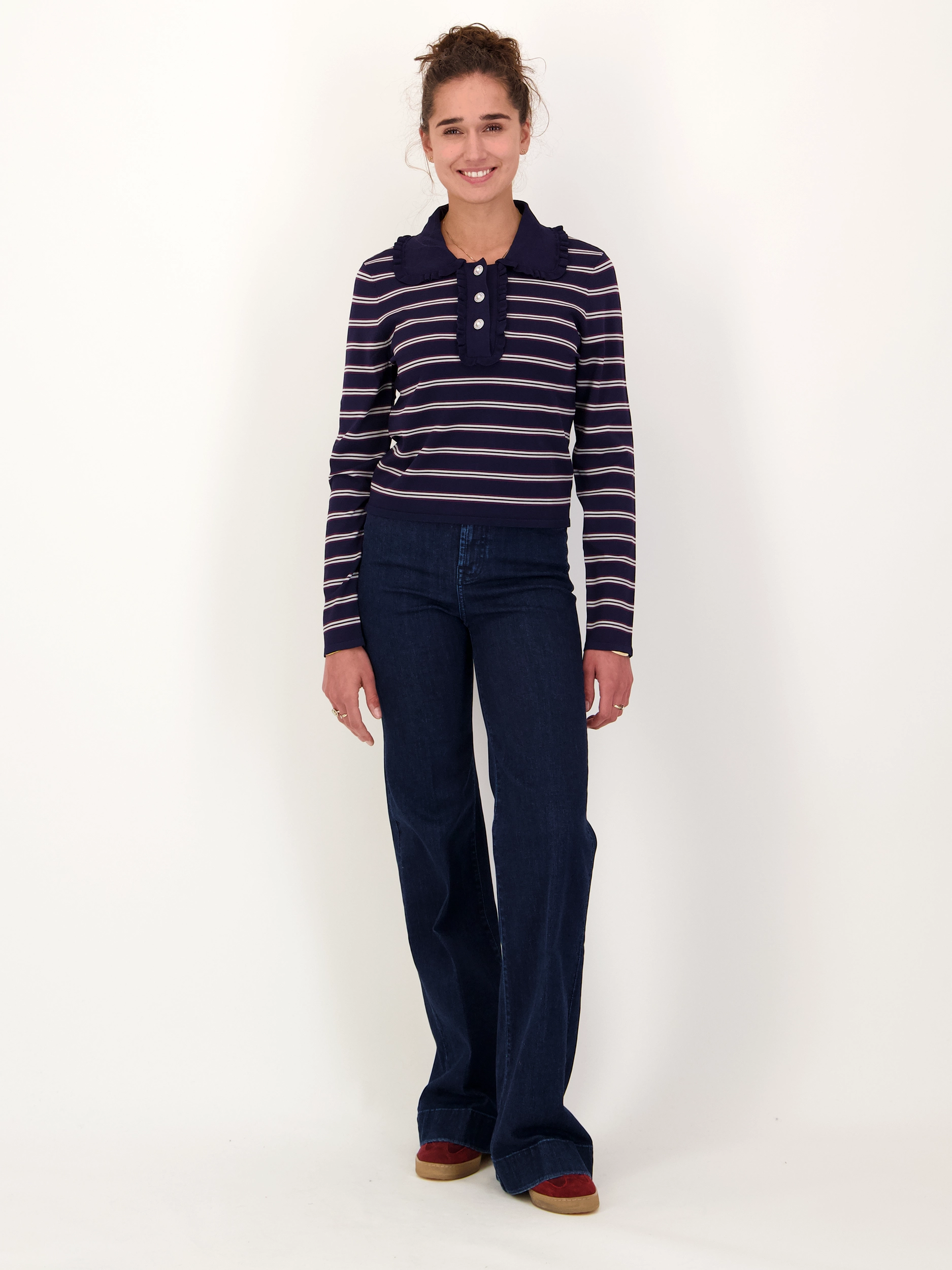 Gestreiftes Poloshirt langarm - Artikel Teil eines Outfits getragen von einem Modell - Farbe: Blau Gestreiftes Poloshirt langarm - Artikel Teil eines Outfits getragen von einem Modell - Farbe: Blau