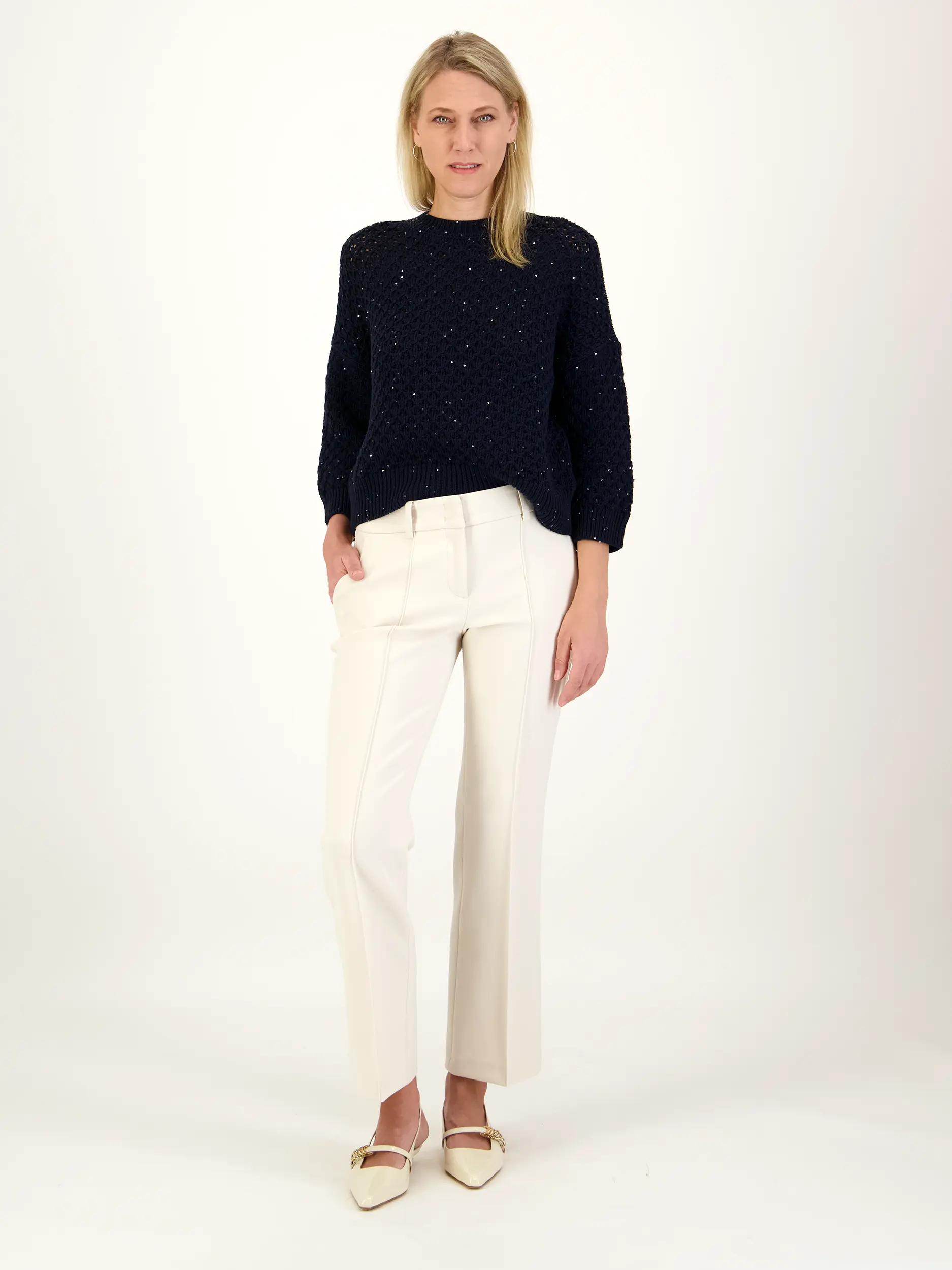 Bundfaltenhose 'Farah' - Artikel Teil eines Outfits getragen von einem Modell - Farbe: Creme
