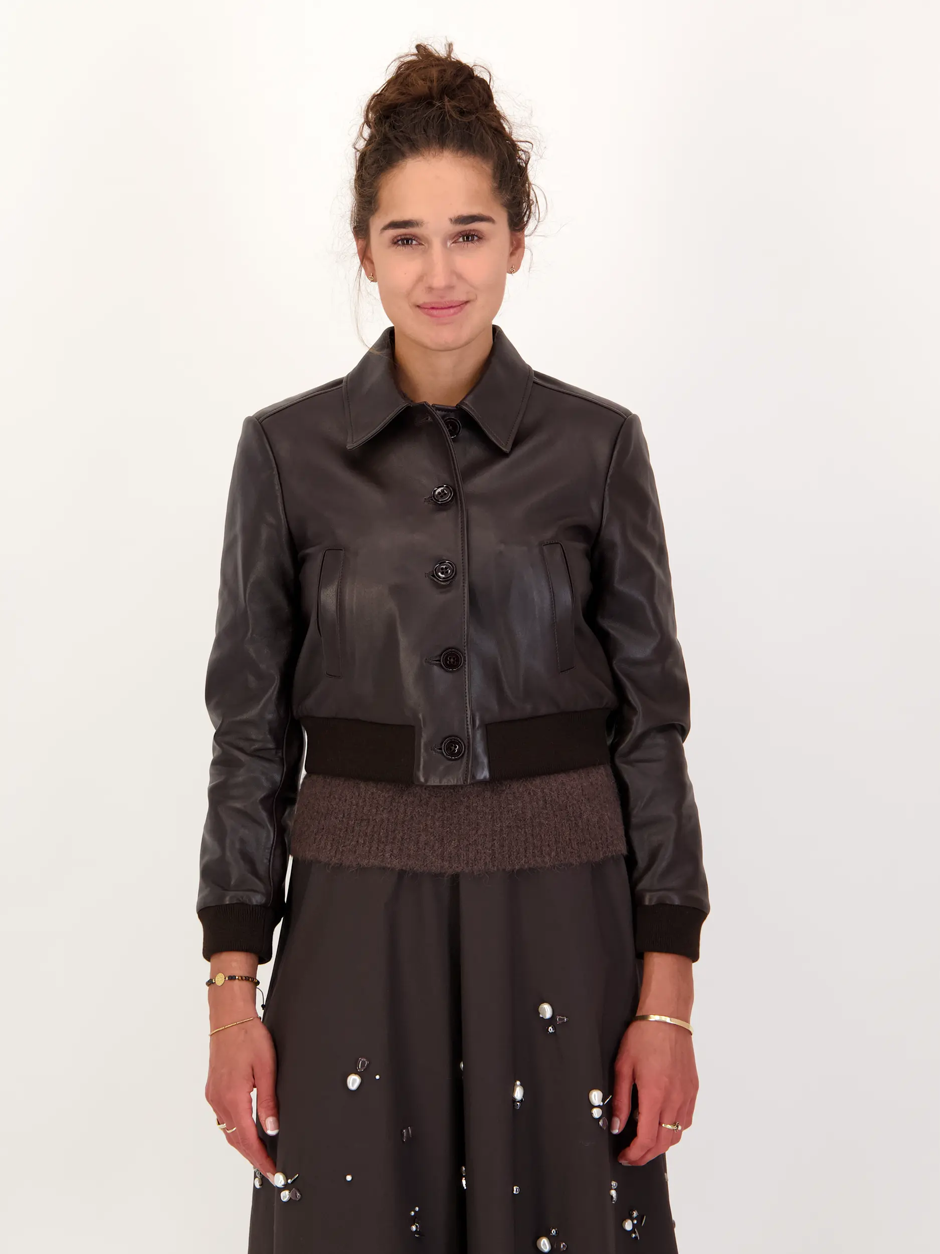 Lederjacke 'Sleek Statement' - Artikel Vorderseite getragen von einem Modell - Farbe: Braun