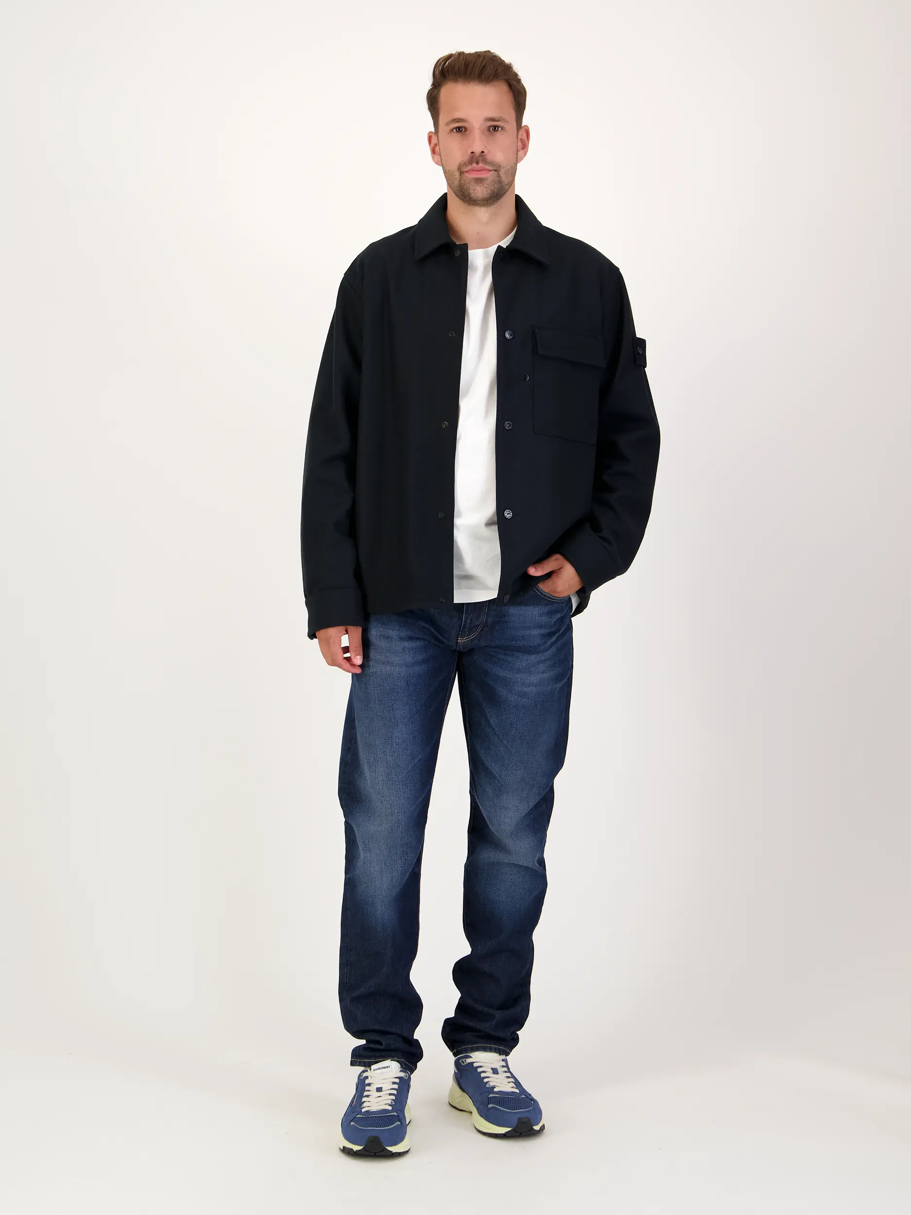 Ghost Piece Overshirt - Artikel Teil eines Outfits getragen von einem Modell - Farbe: Blau