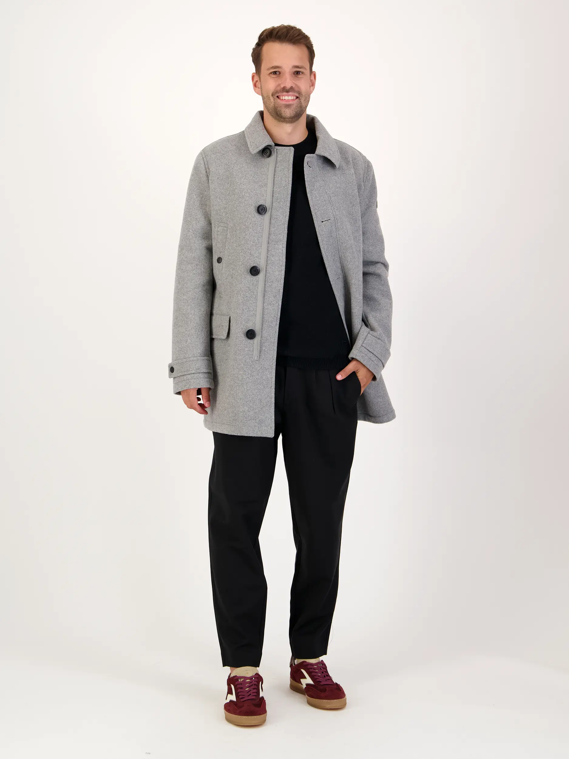 Windabweisender Kurzmantel 'Orata' - Artikel Teil eines Outfits getragen von einem Modell - Farbe: Grau
