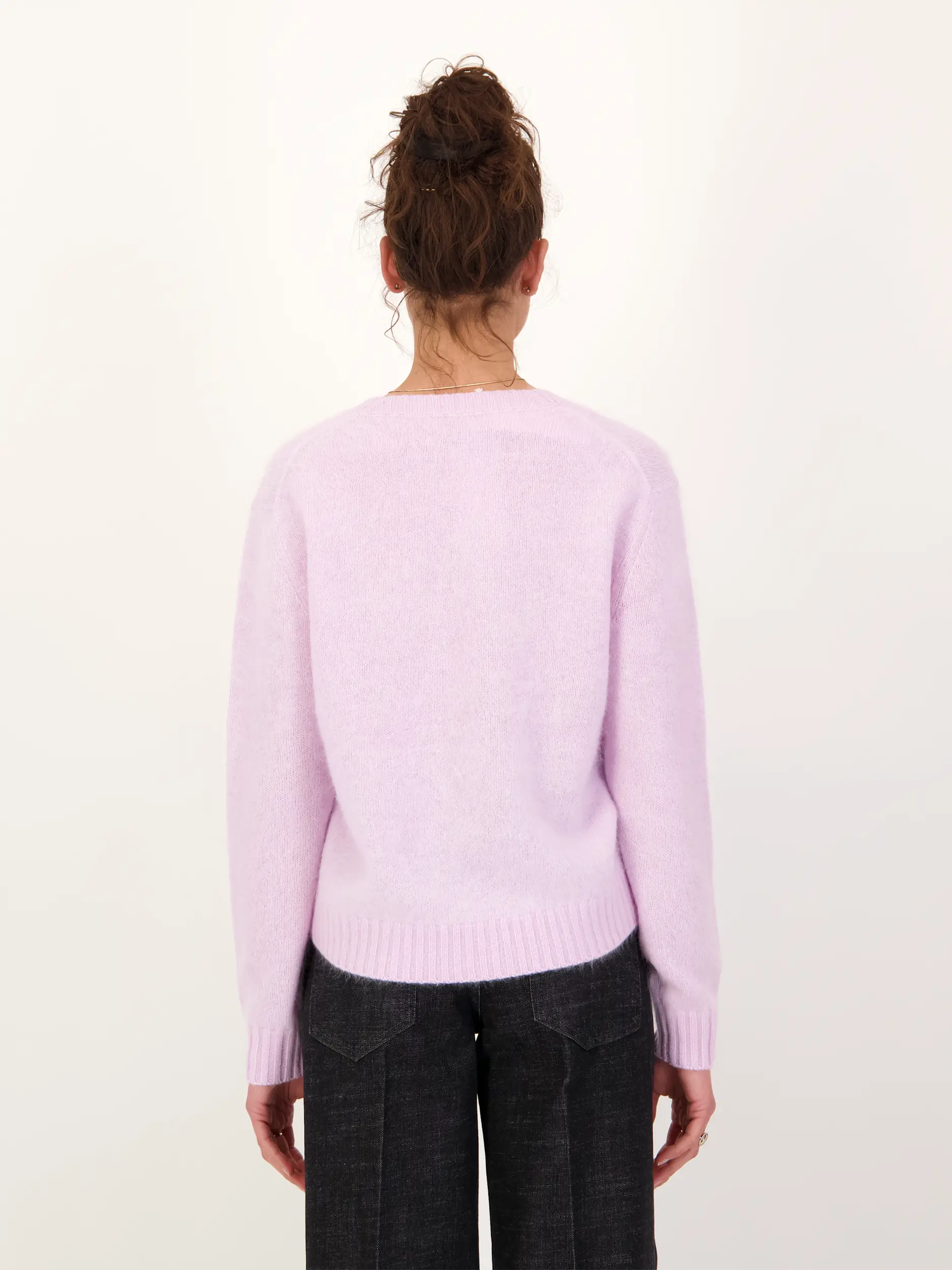 Pullover 'Fluffy Statements' aus Wolle langarm - Artikel Rückseite getragen von einem Modell - Farbe: Rosa&Pink