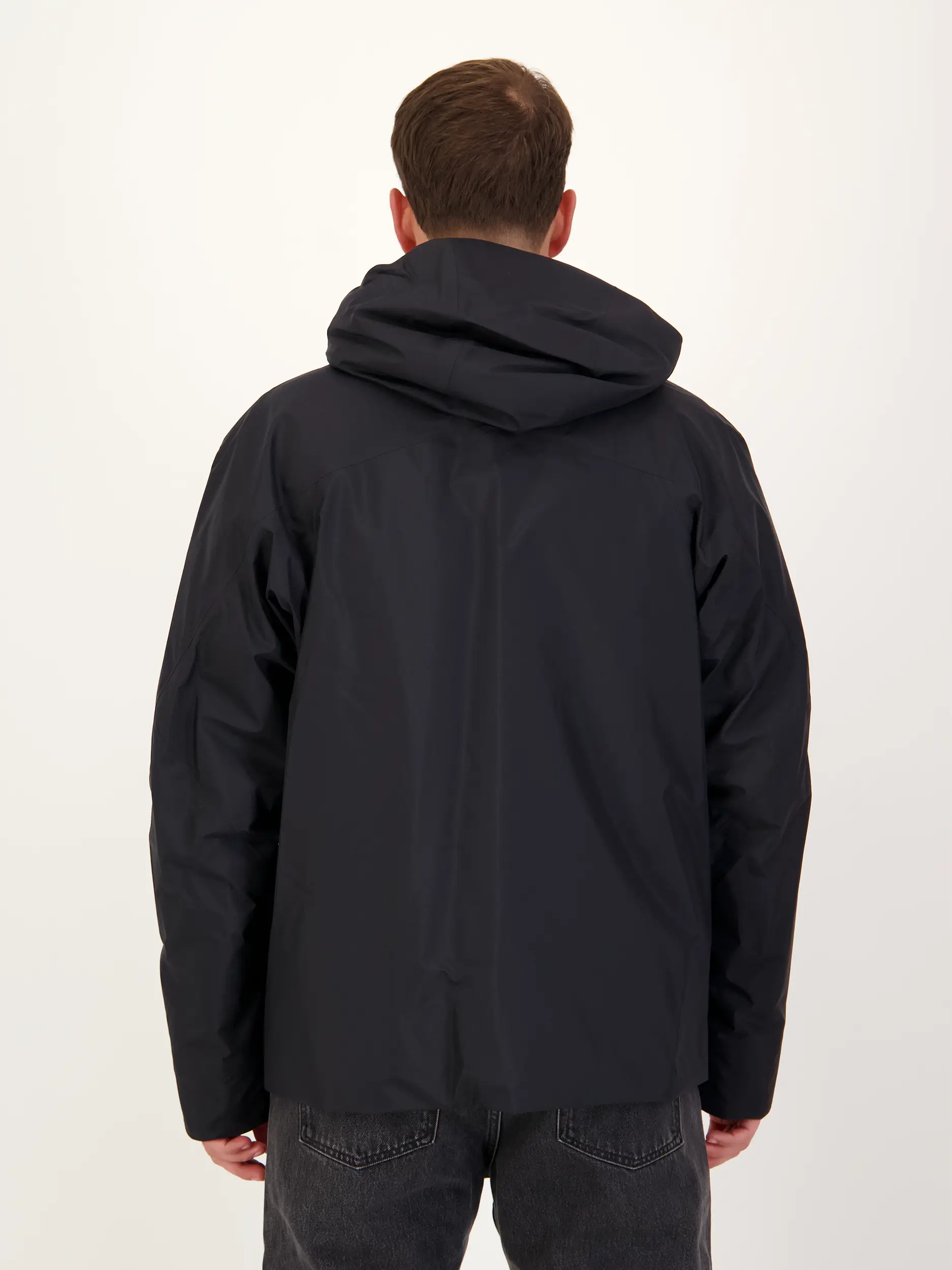 Wasserdichte Jacke 'Diode' - Artikel Rückseite getragen von einem Modell - Farbe: Schwarz
