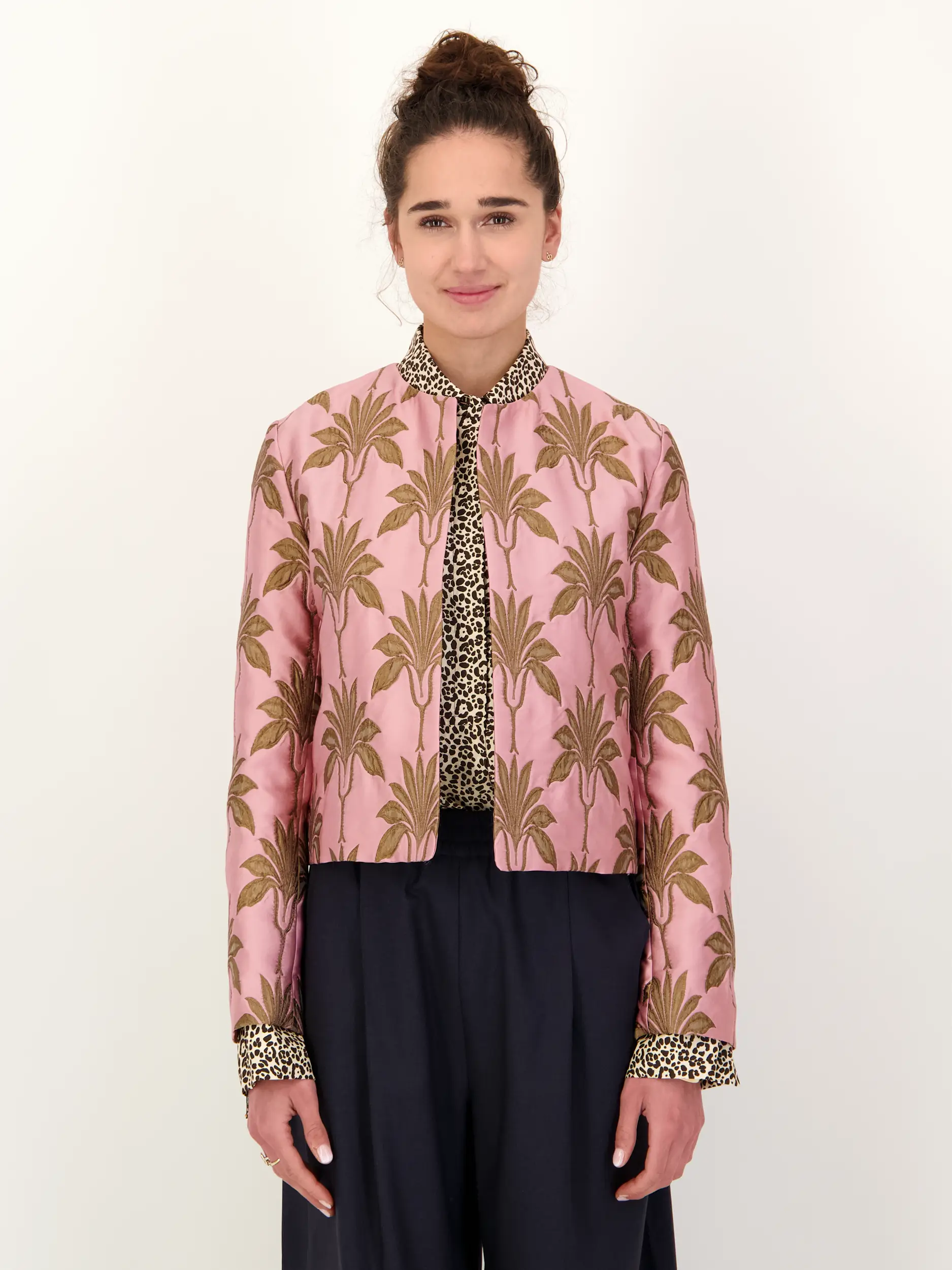 Gemusterte Jacke  - Artikel Vorderseite getragen von einem Modell - Farbe: Rosa&Pink