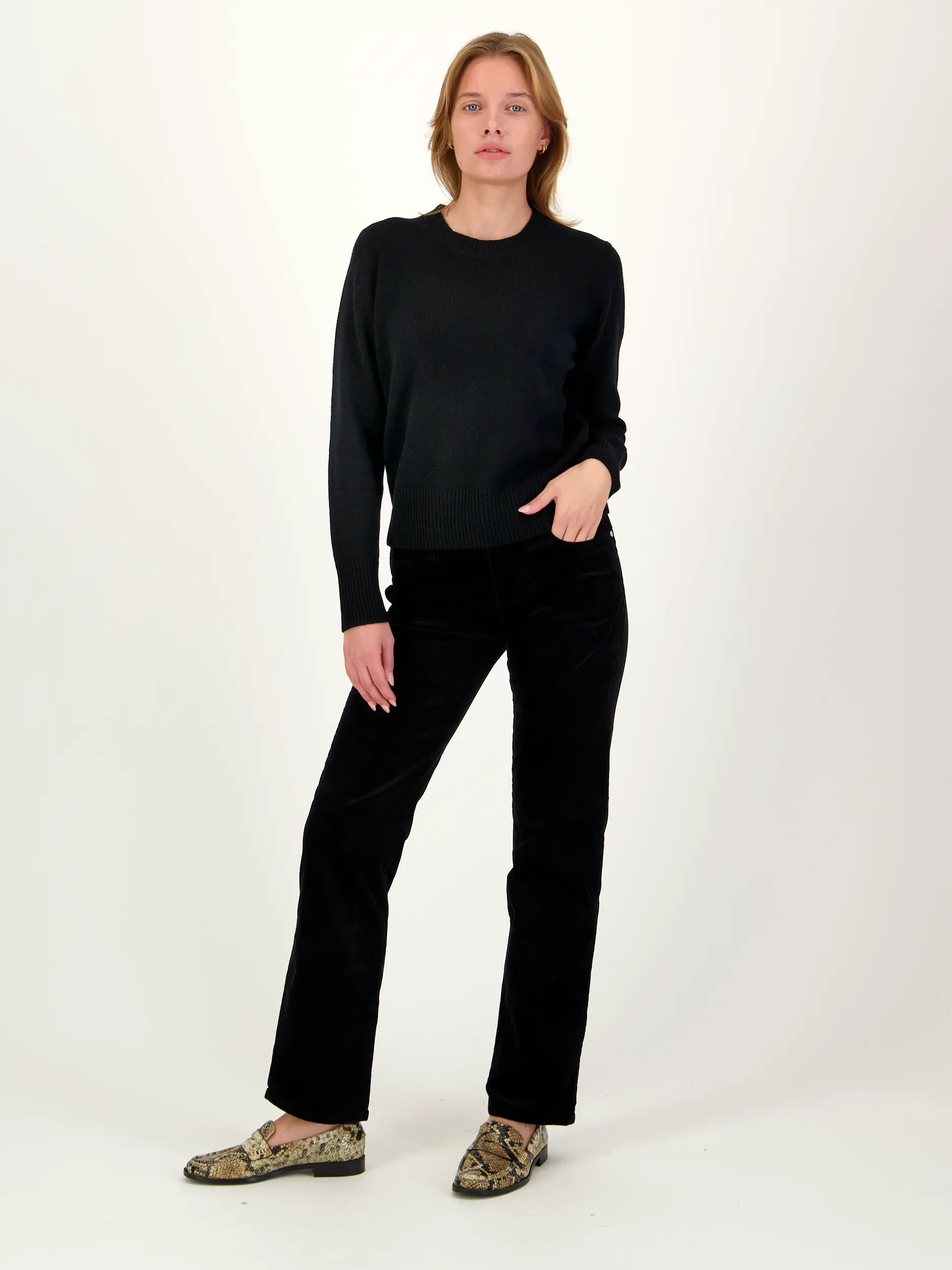 Pullover aus Kaschmir langarm - Artikel Teil eines Outfits getragen von einem Modell - Farbe: Schwarz