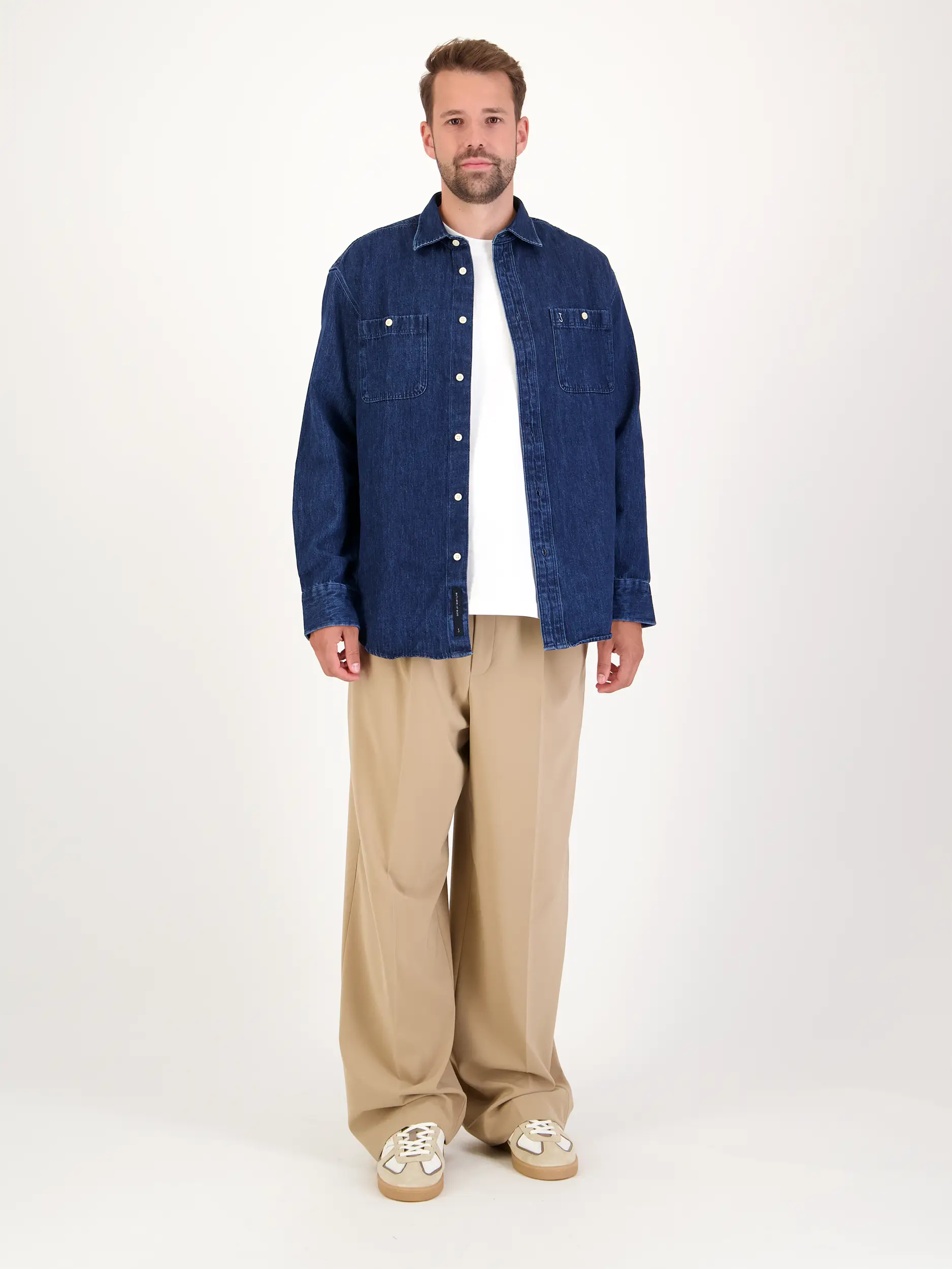 Jeanshemd 'Aidan' - Artikel Teil eines Outfits getragen von einem Modell - Farbe: Blau