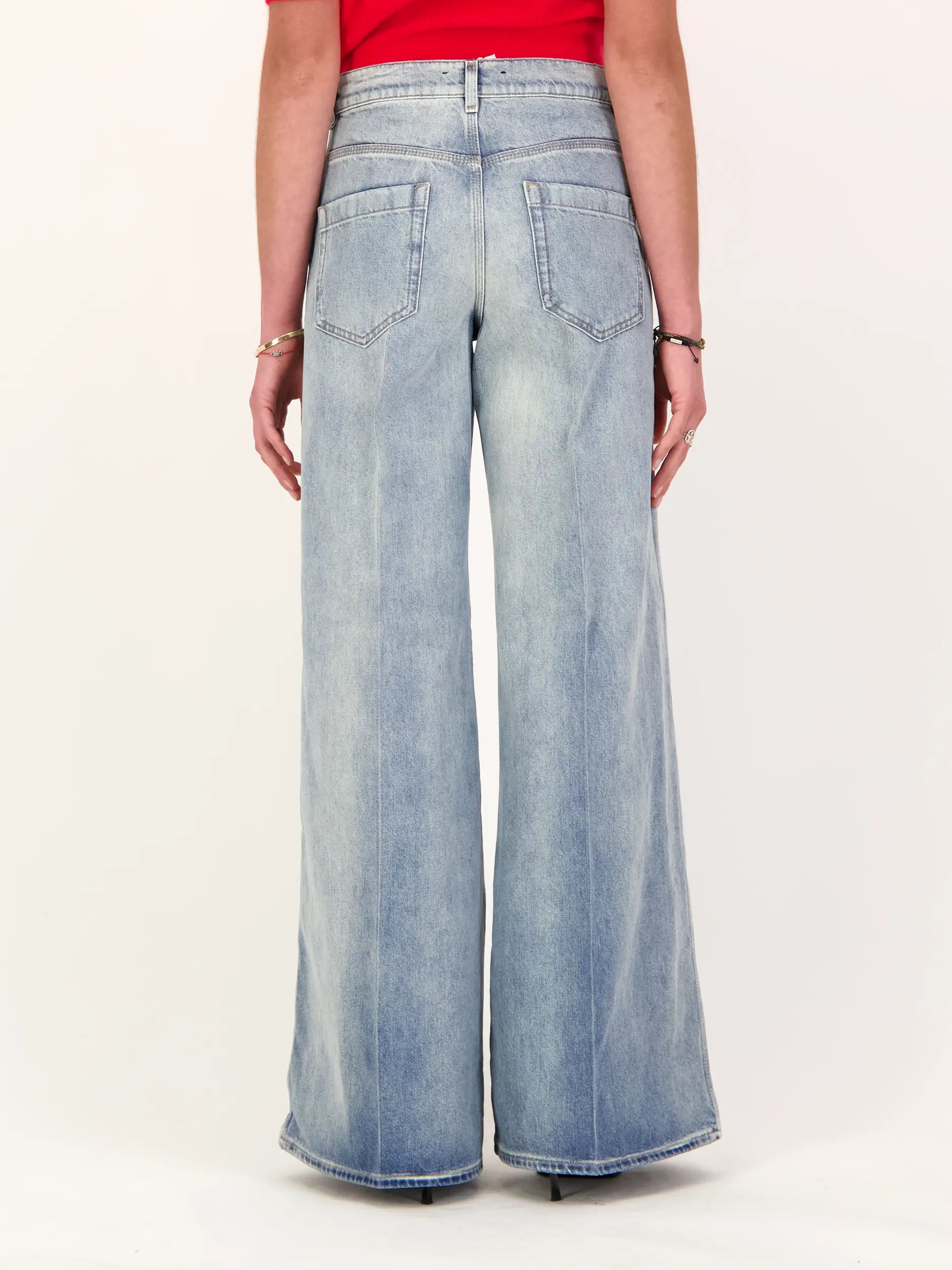 High Rise Flared Leg Jeans 'Denim Love' - Artikel Rückseite getragen von einem Modell - Farbe: Blau