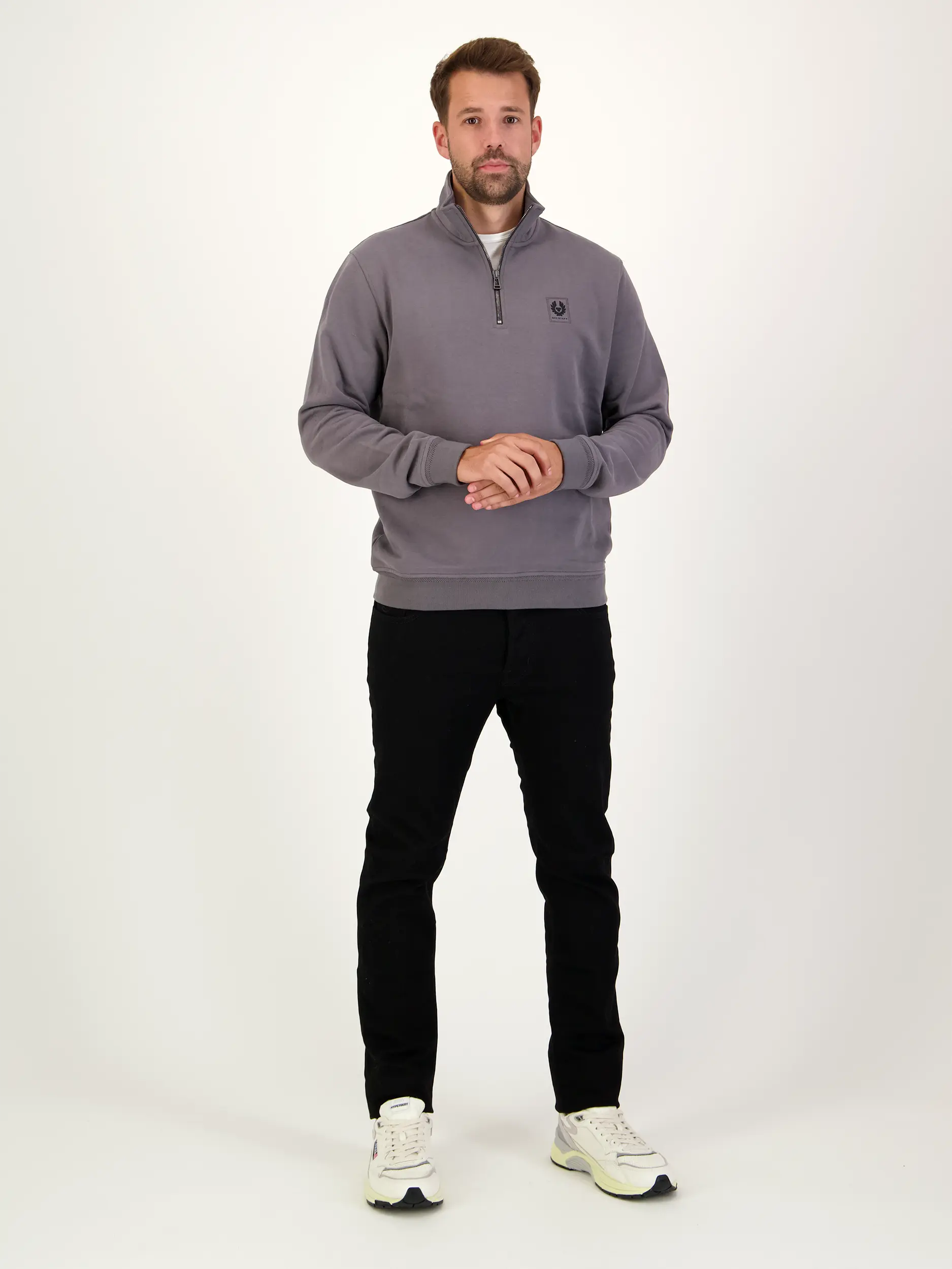 Sweatshirt - Artikel Teil eines Outfits getragen von einem Modell - Farbe: Grau
