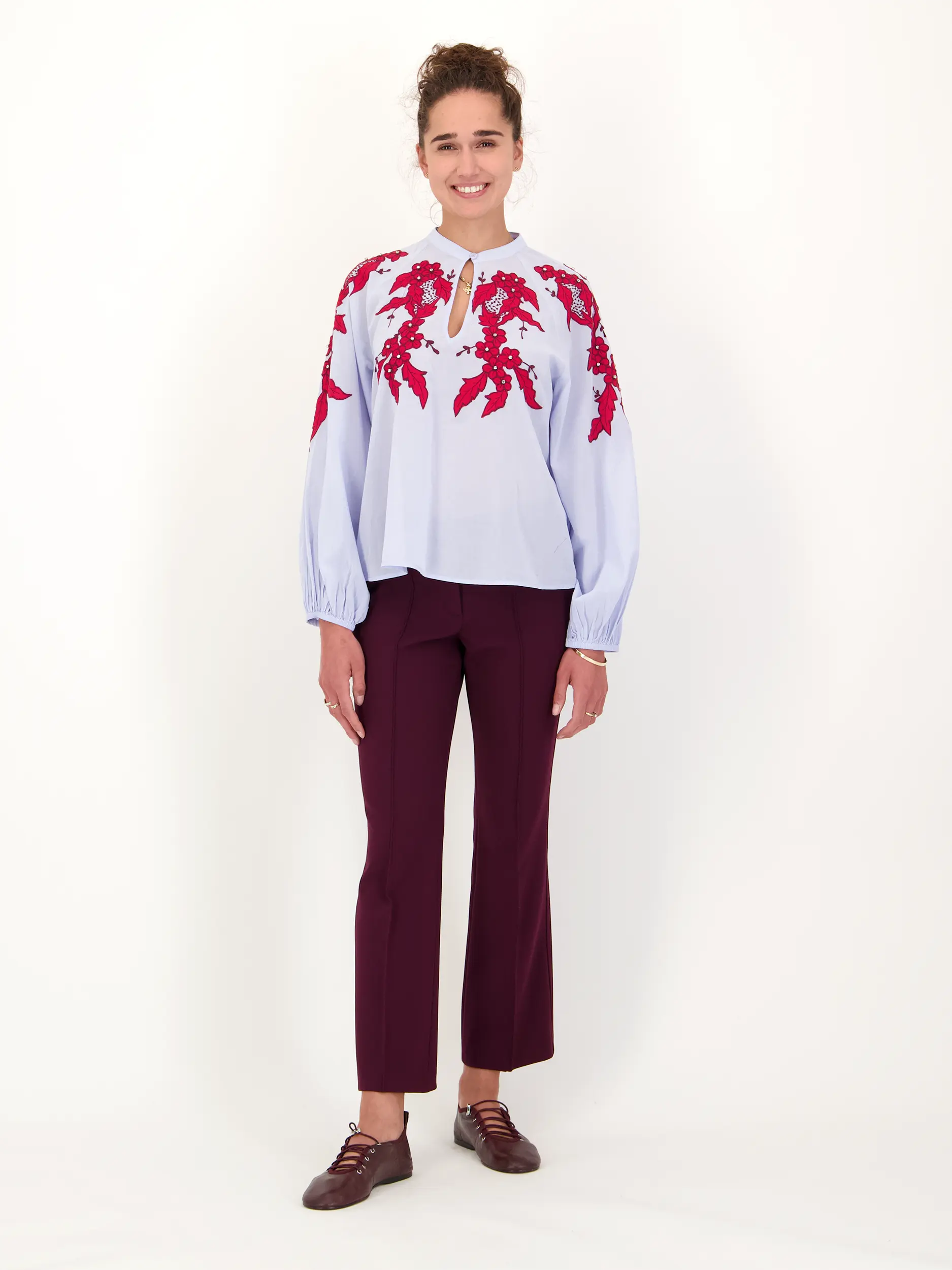 Bundfaltenhose 'Farah' - Artikel Teil eines Outfits getragen von einem Modell - Farbe: Rot