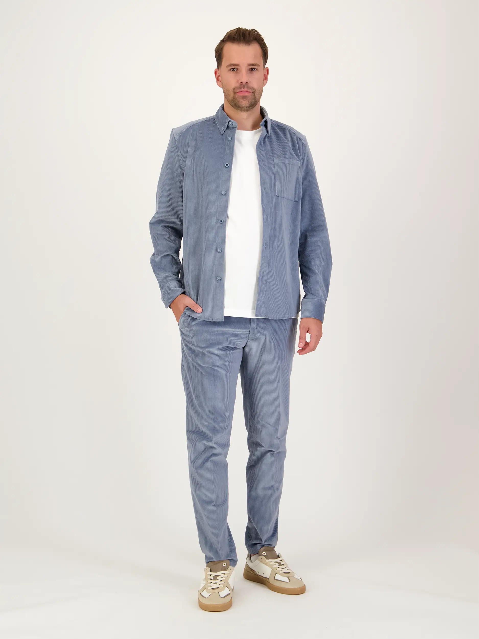 Cordhose 'Ajend' - Artikel Teil eines Outfits getragen von einem Modell - Farbe: Blau