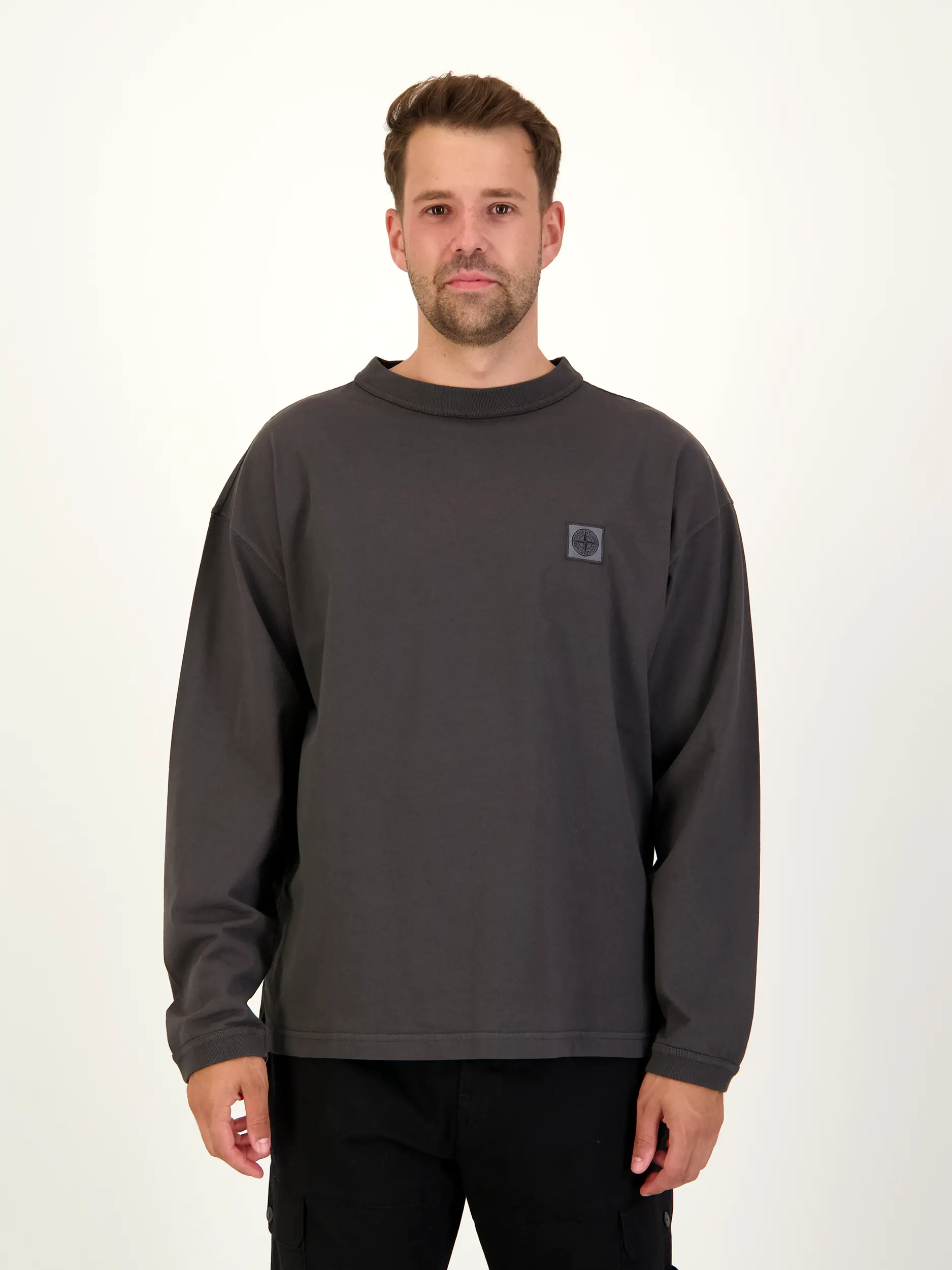 Langarmshirt - Artikel Vorderseite getragen von einem Modell