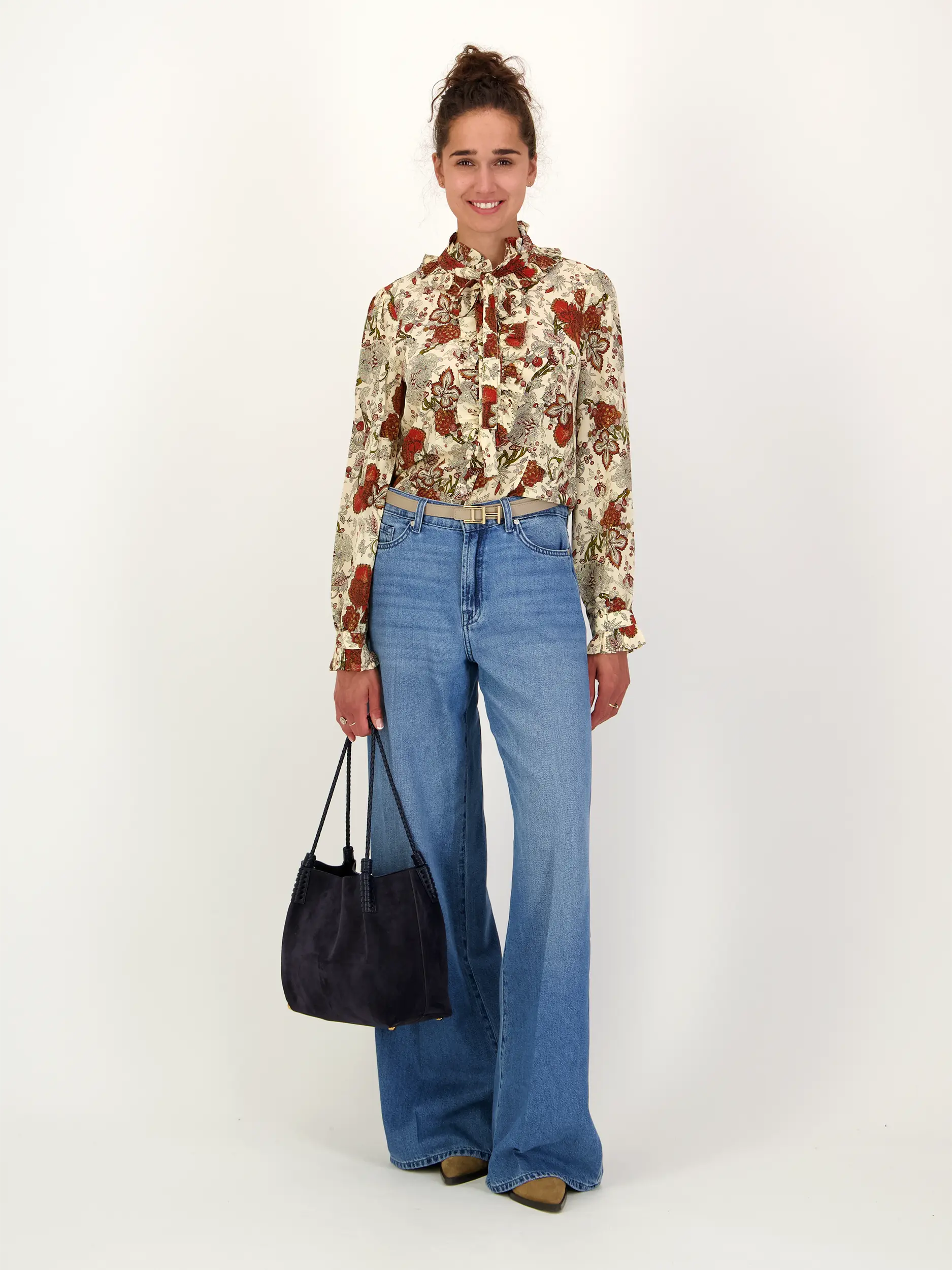 Bluse 'Catroux' aus Seide langarm - Artikel Teil eines Outfits getragen von einem Modell - Farbe: Creme