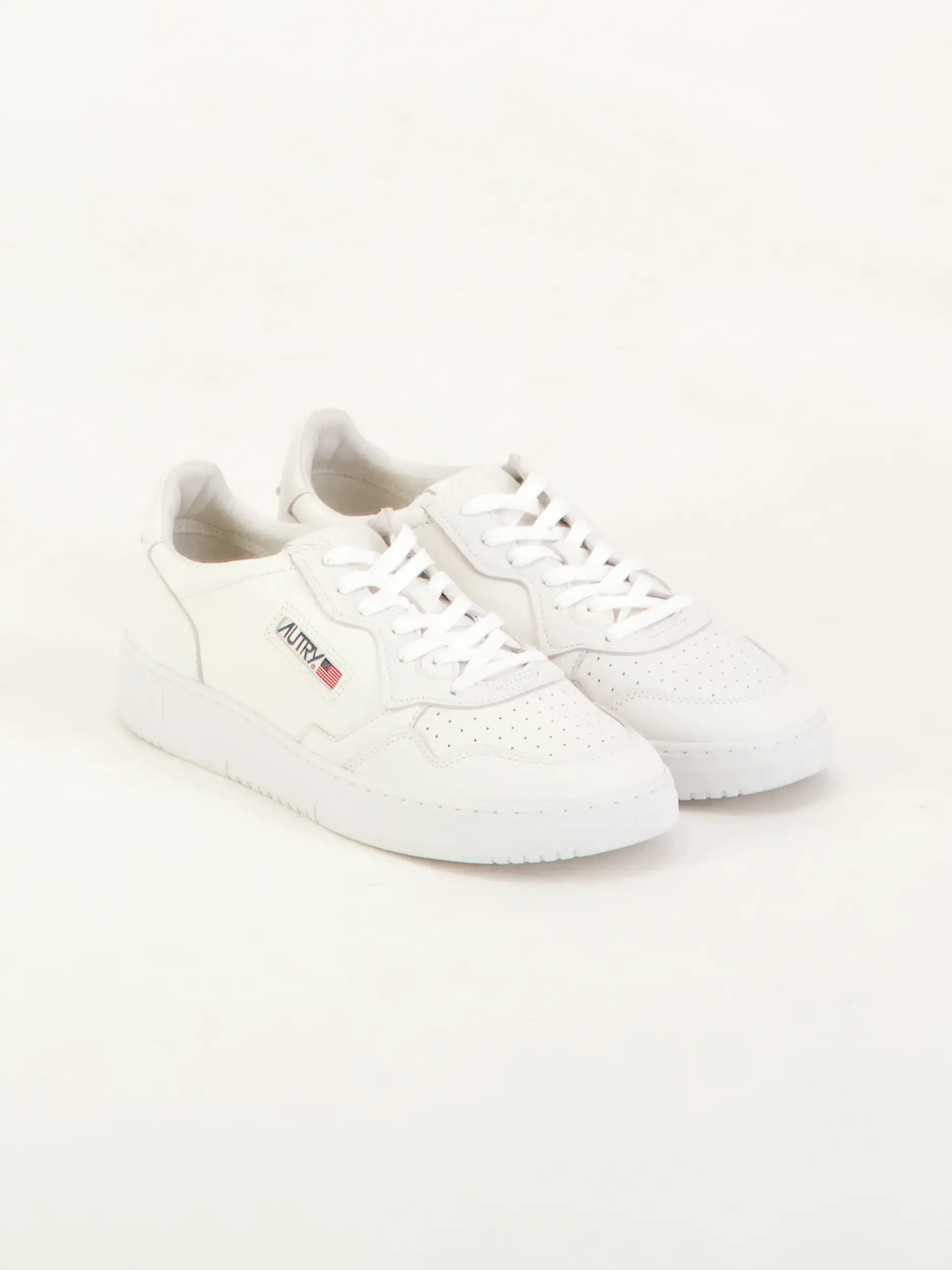 Sneaker 'Medalist' aus Leder - Artikel Teil eines Outfits getragen von einem Modell - Farbe: Weiß