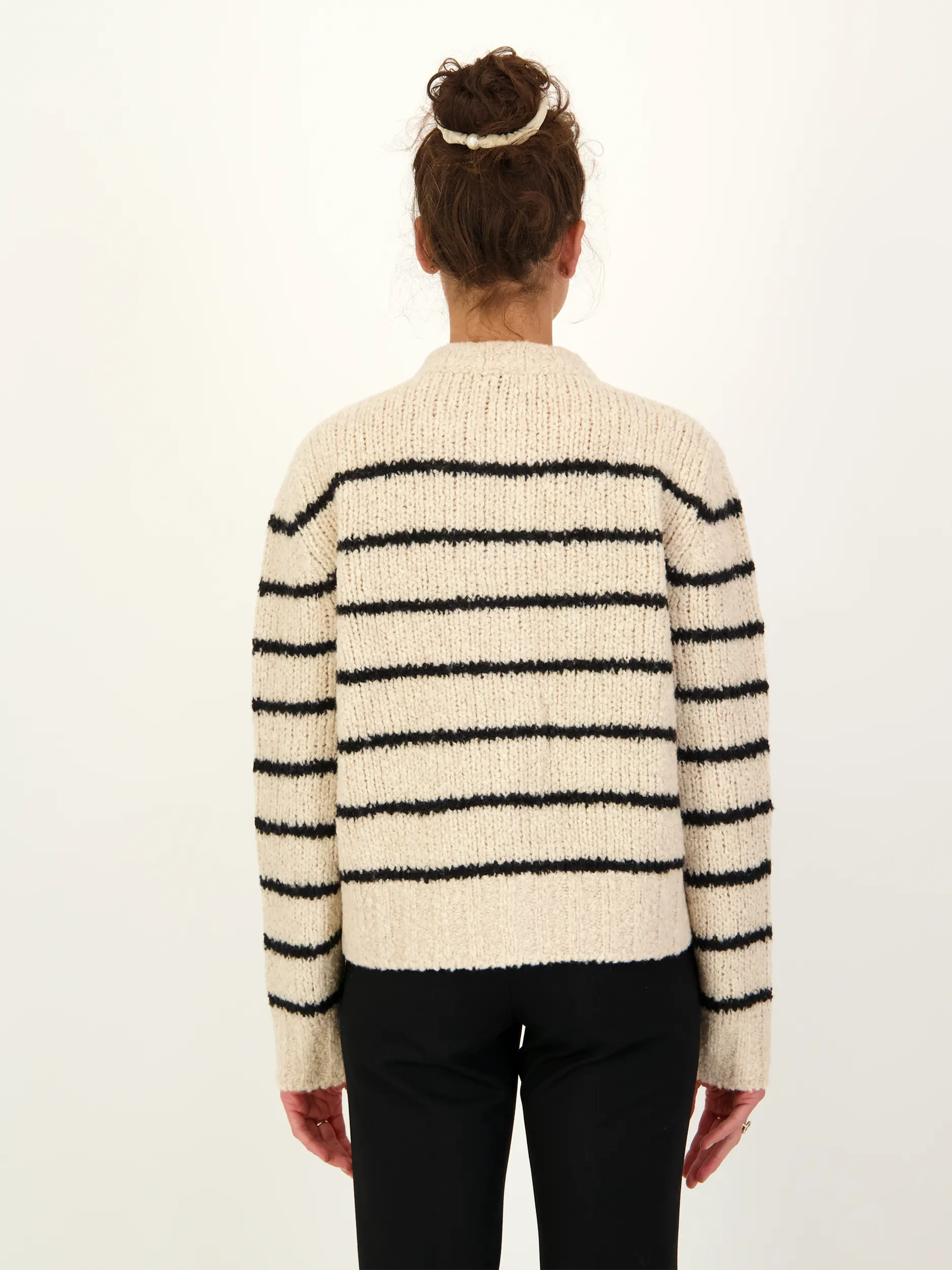 Gestreifte Strickjacke 'Petite' aus Wolle - Artikel Rückseite getragen von einem Modell - Farbe: Schwarz