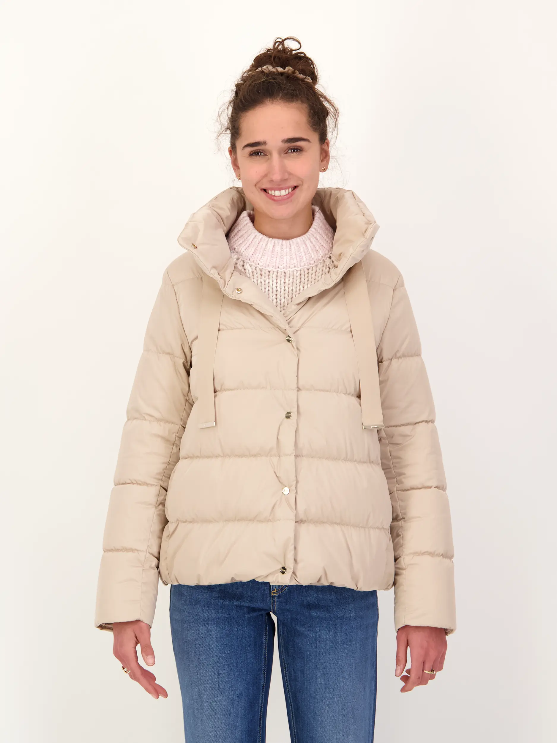 Daunenjacke - Artikel Vorderseite getragen von einem Modell - Farbe: Beige