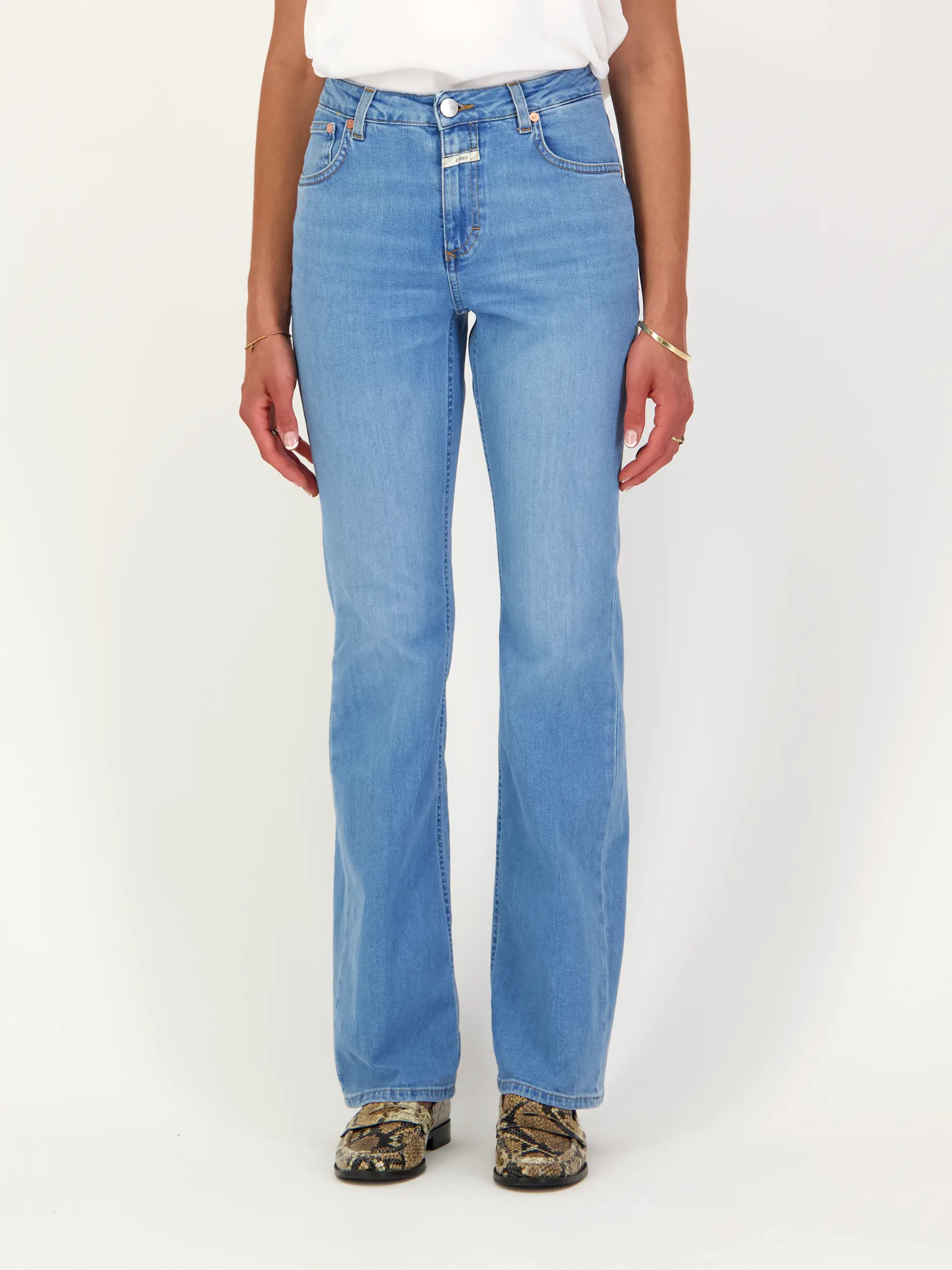 Low Rise Straight Leg Jeans 'Jovanna' - Artikel Vorderseite getragen von einem Modell - Farbe: Blau
