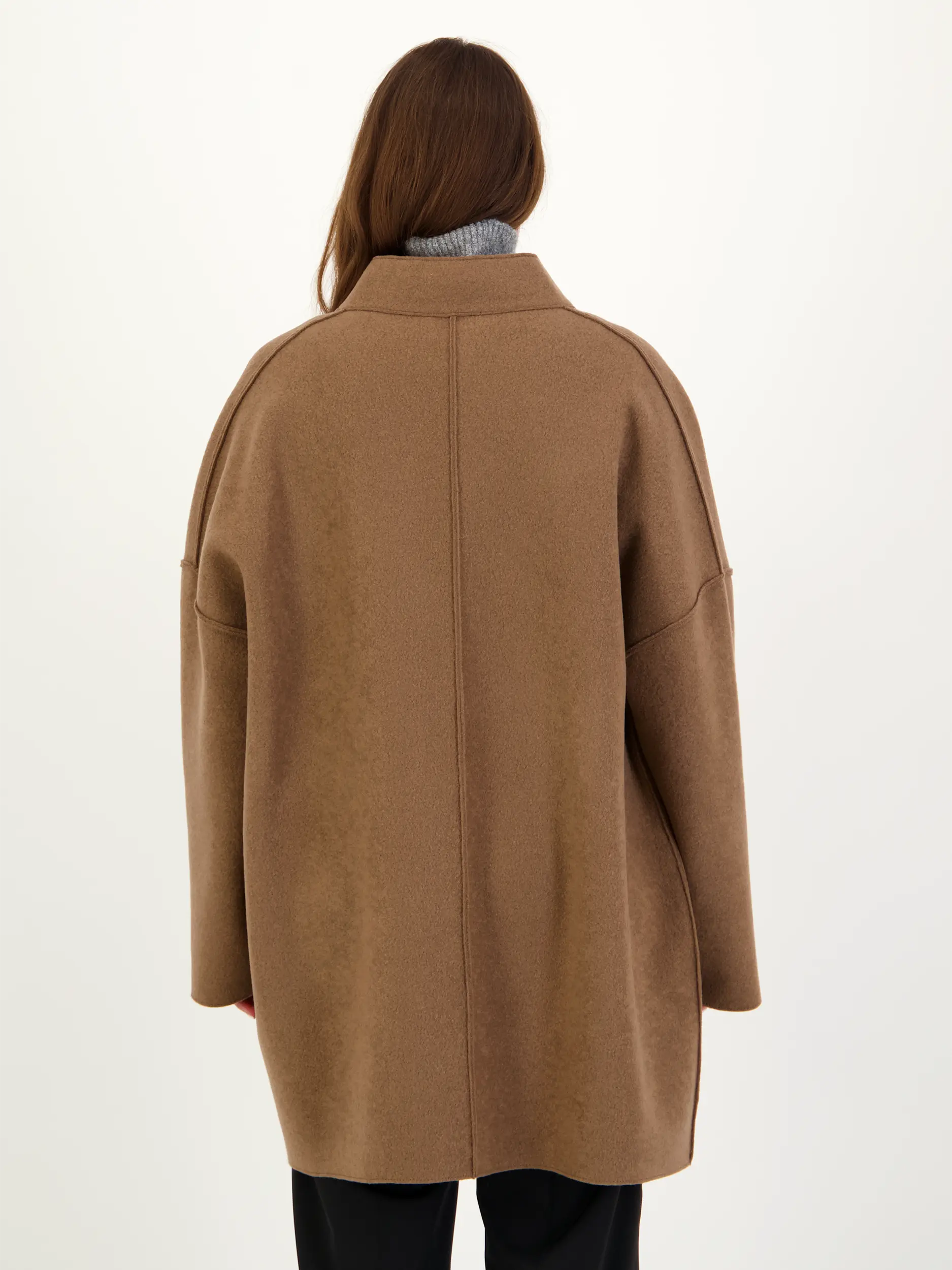 Jacke - Artikel Rückseite getragen von einem Modell - Farbe: Braun