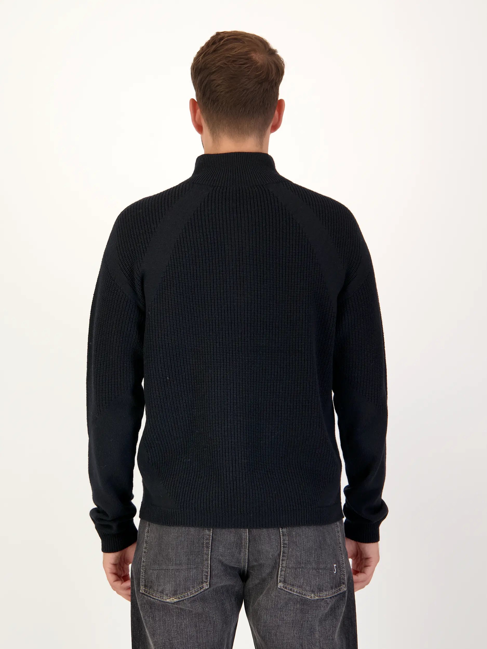 Pullover 'Flint' aus Woll-Mix langarm - Artikel Rückseite getragen von einem Modell - Farbe: Schwarz