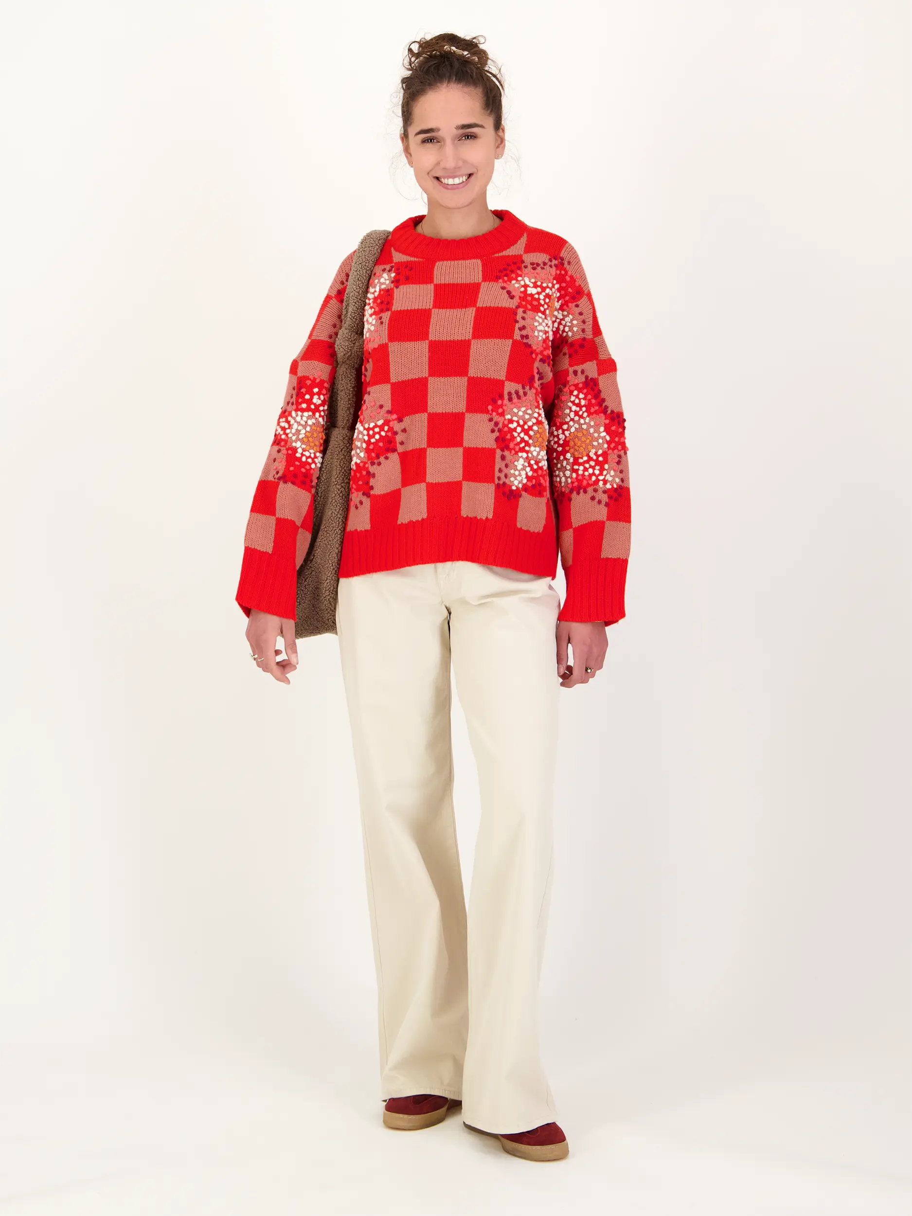 Gemusterter Pullover 'Inter' aus Wolle langarm - Artikel Teil eines Outfits getragen von einem Modell - Farbe: Rot