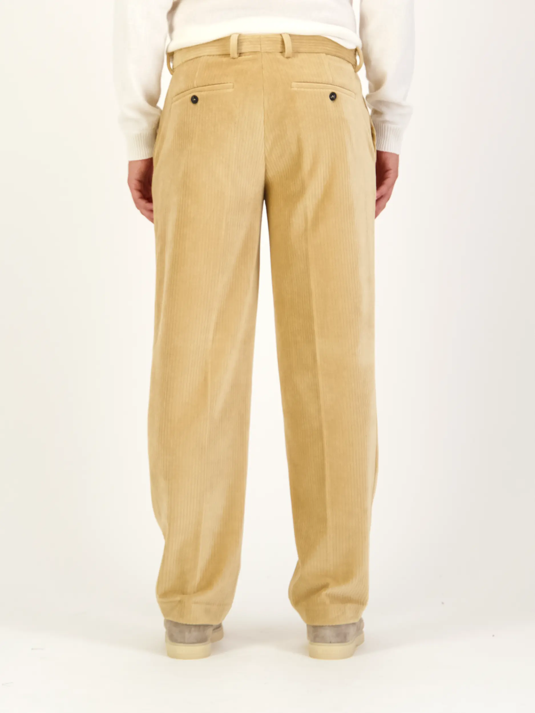 Cordhose - Artikel Rückseite getragen von einem Modell - Farbe: Braun