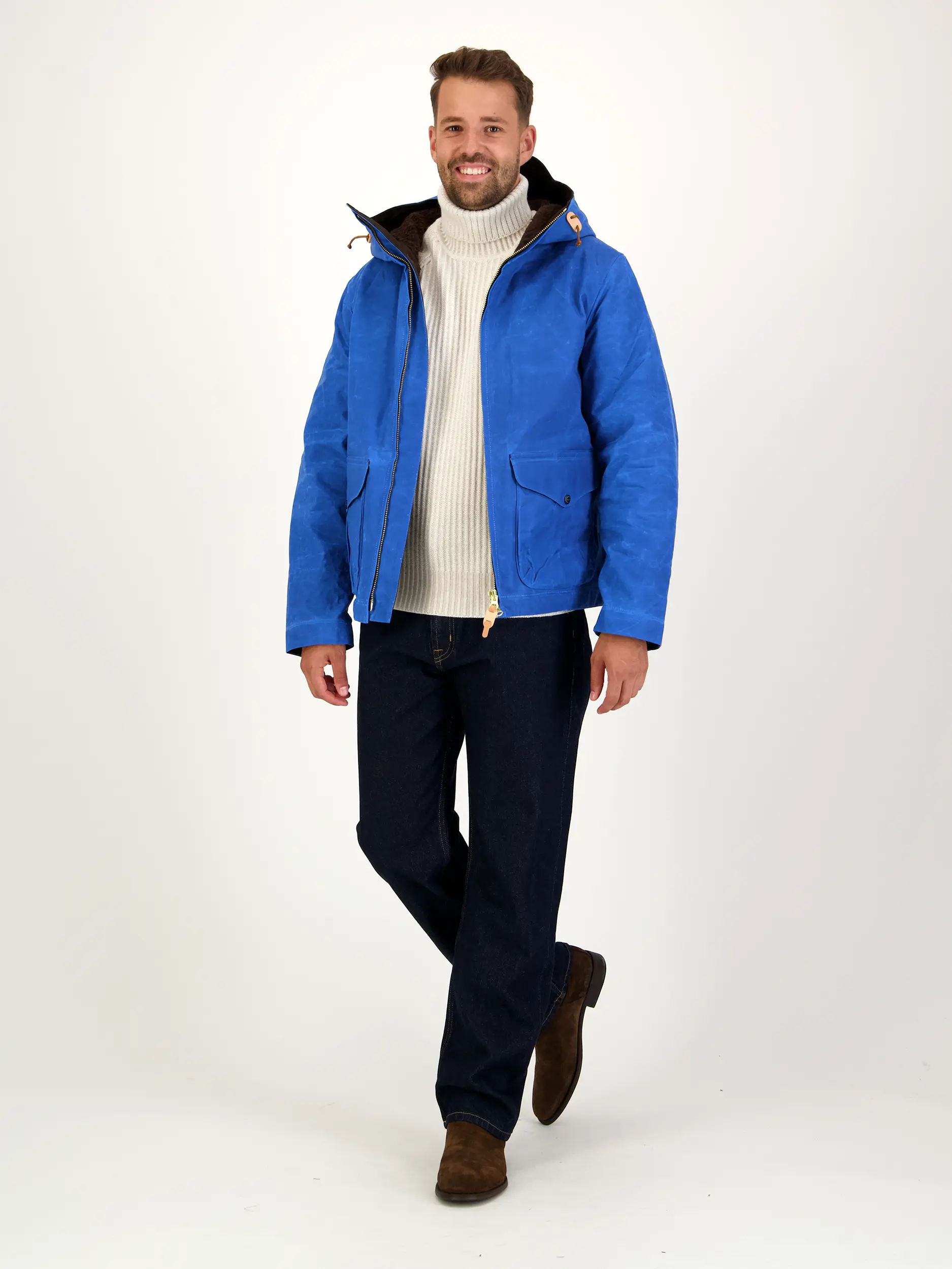 Jacke - Artikel Teil eines Outfits getragen von einem Modell - Farbe: Blau