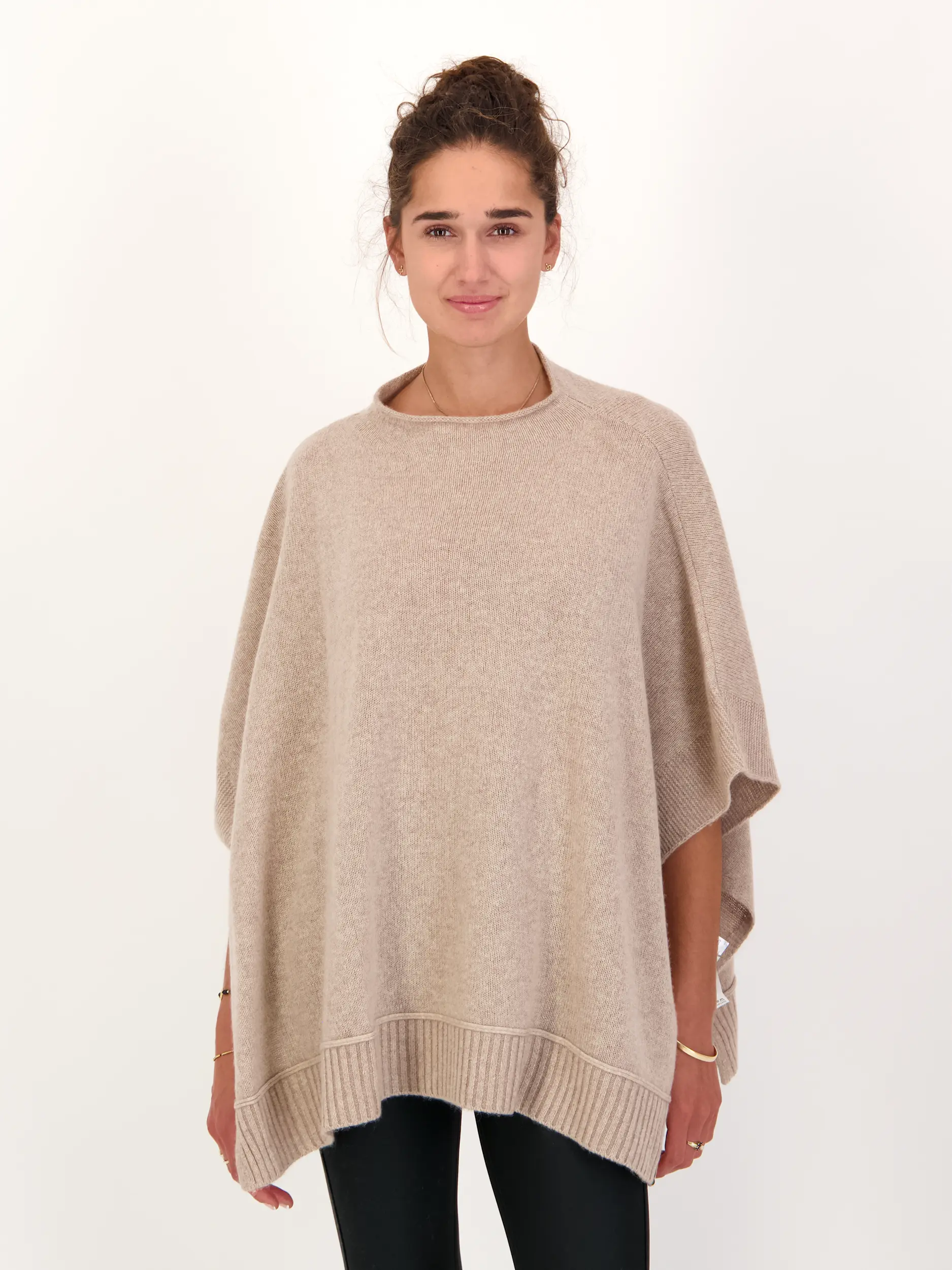 Cape aus Kaschmir - Artikel Vorderseite getragen von einem Modell - Farbe: Beige