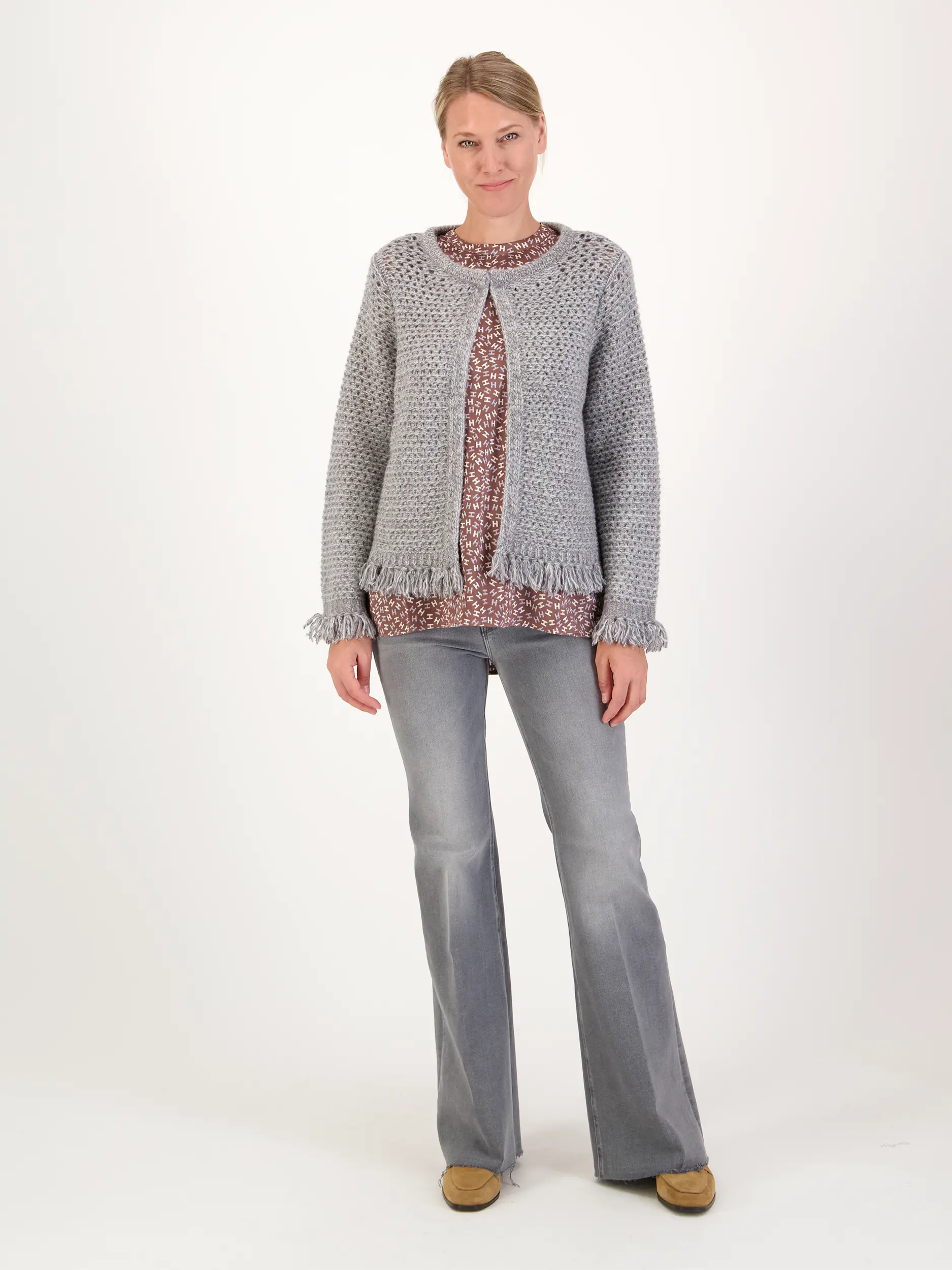 Gemusterte Seidenbluse 'Felana' ärmellos - Artikel Teil eines Outfits getragen von einem Modell - Farbe: Braun