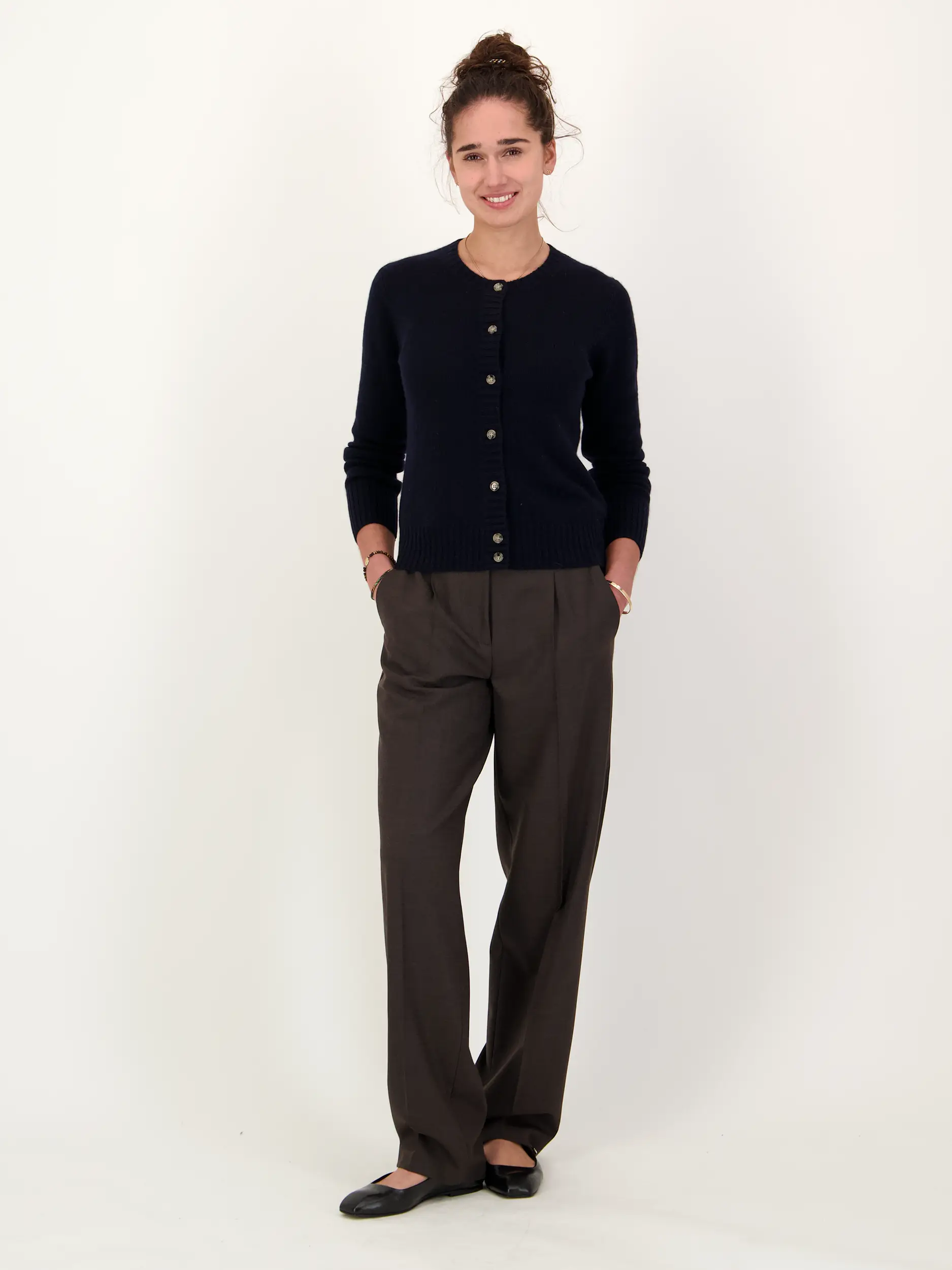 Strickjacke aus Kaschmir  - Artikel Teil eines Outfits getragen von einem Modell - Farbe: Blau