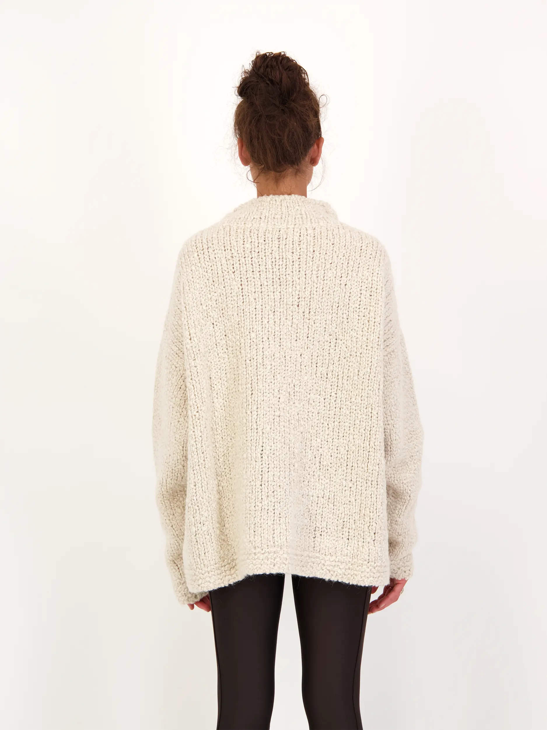 Pullover 'Granny' langarm - Artikel Rückseite getragen von einem Modell - Farbe: Creme